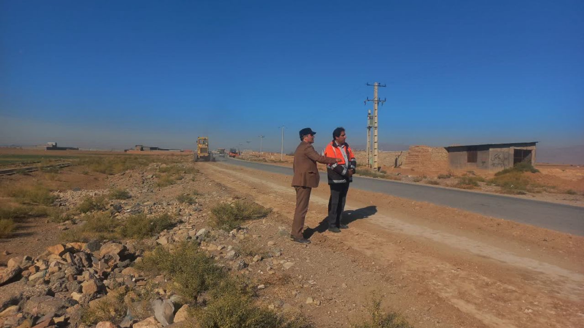 🔻بازدیدمسئولین از پروژه بهسازی شانه خاکی محور روستای حکیم آباد تا روستای قاسم آباد(مسیر روستاهای مجتمع بخش زاویه)