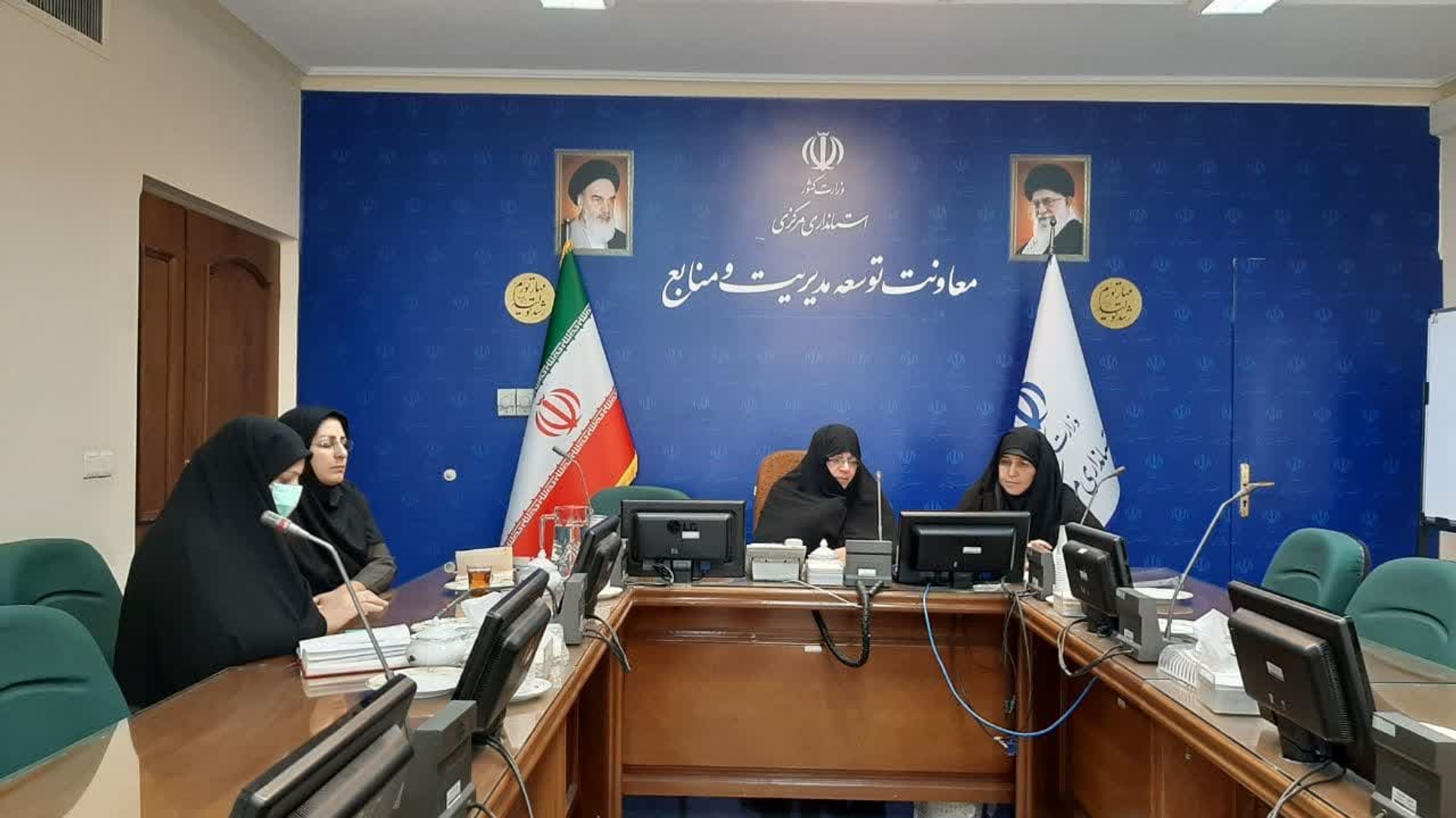 جلسه ویدئو کنفرانسی هماهنگی برگزاری دومین کنگره زنان تاثیر گذار استان باحضور مفتح زاده مدیر کل دفتر امور بانوان و خانواده ،معاون و کارشناسان دفتر مذکور در استانداری برگزار گردید .
شنبه ۱۸ آذر ۱۴۰۲