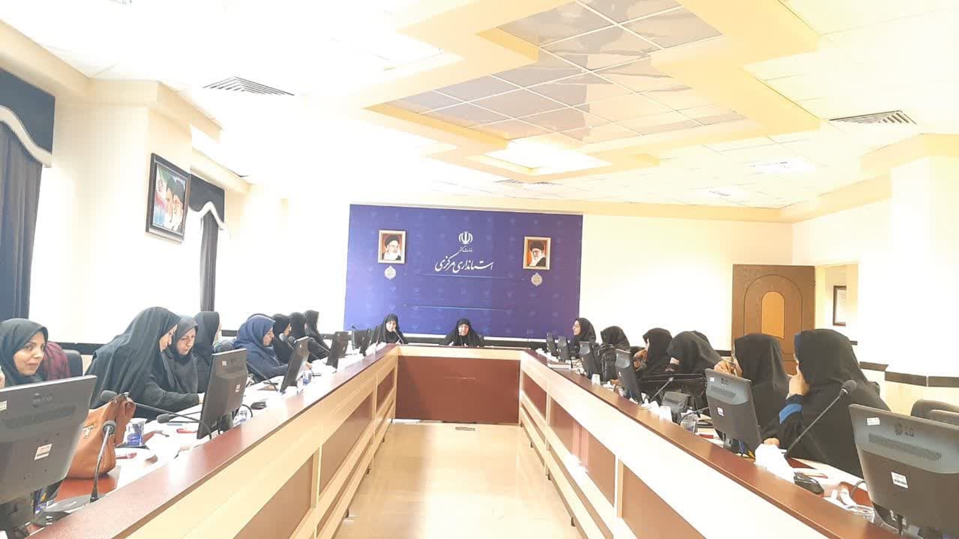 نشست مشاوران امور بانوان دستگاه های اجرایی استان به ریاست مفتح زاده مدیرکل امور بانوان وخانواده استانداری پیرامون:
1_انتخابات
2_هماهنگی برگزاری دومین کنگره زنان تاثیر گذار استان 
3_مباحث مربوط به  اجرای قانون حمایت از خانواده وجوانی جمعیت 
4__هماهنگی برگزاری دوره آموزشی تکمیلی تربیت کنشگر و مبلغ عفاف و حجاب  درمحل استانداری برگزار شد .
دوشنبه ۲۰آذر ۱۴۰۲