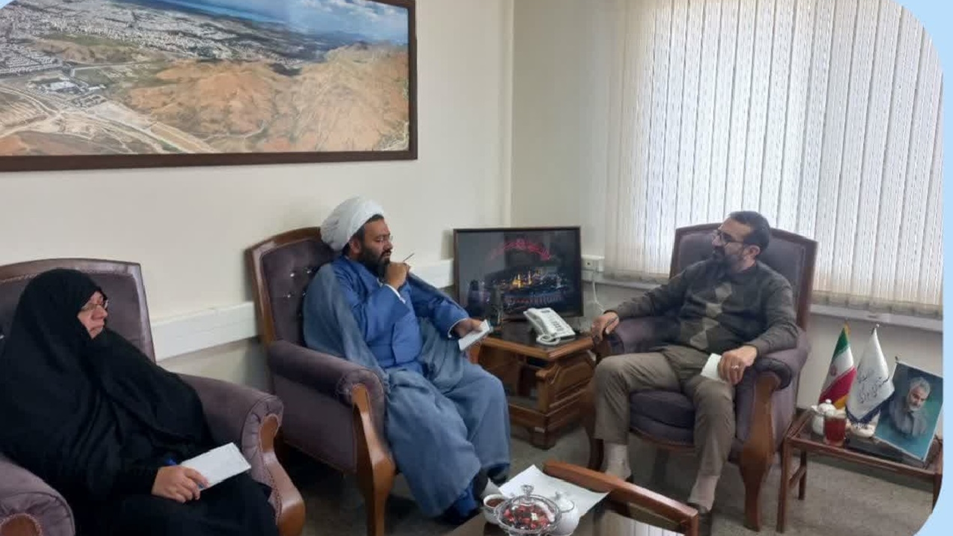 در جلسه ی صمیمانه ای که  در دفتر معاون سیاسی، امنیتی و اجتماعی استانداری  مرکزی جناب آقای بهنام نظری و با حضورسرکارخانم مفتح زاده مدیرکل دفتر امور بانوان و خانواده استانداری مرکزی و مسئول ستاد مردمی جمعیت برگزار شد، موانع و مشکلات در خصوص تشکیل ستاد مردمی حمایت از خانواده و جوانی جمعیت مورد بررسی قرار گرفت و همچنین گزارشی از اقدامات صورت گرفته به ایشان ارائه شد . 
دوشنبه ۲۰ آذرماه سال ۱۴۰۲