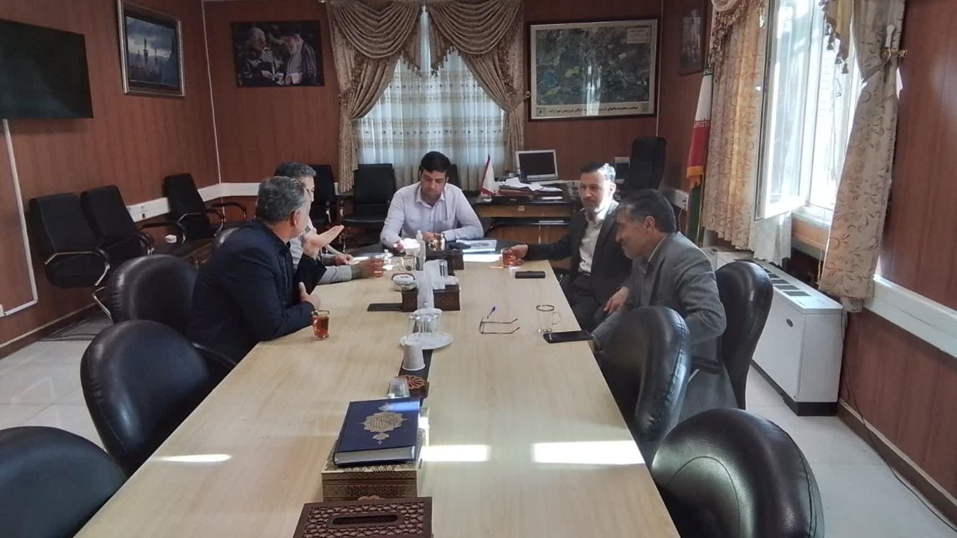 جلسه هیات تطبیق مصوبات شوراهای اسلامی شهرهای شهرستان  اراک  به ریاست هادی  فرماندار شهرستان اراک و با حضور رحمتی معاون قضایی استان