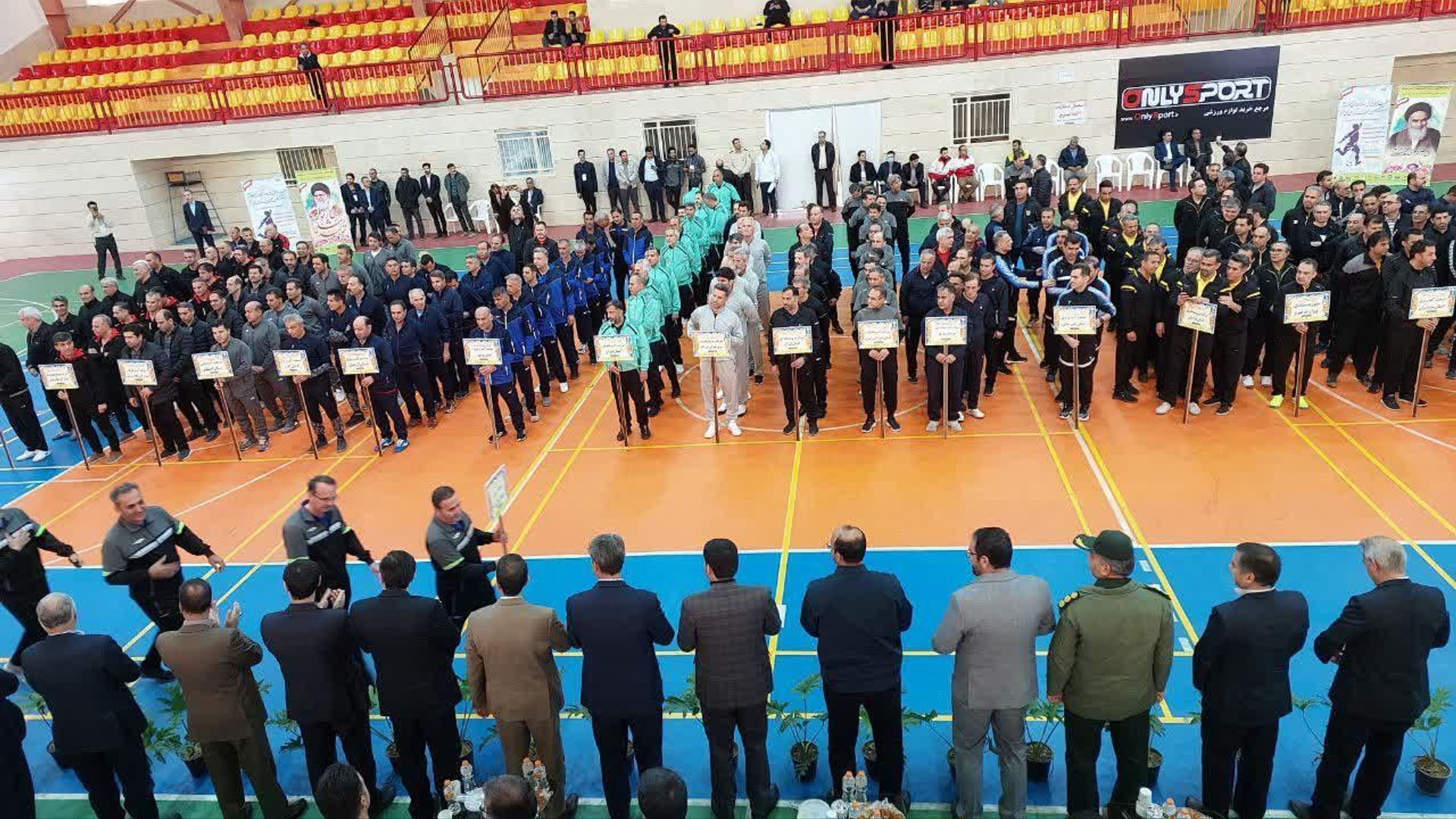 آیین افتتاحیه چهاردهمین دوره مسابقات سراسری فوتسال پیشکسوتان وزارت نیرو در شهرستان محلات برگزار شد.