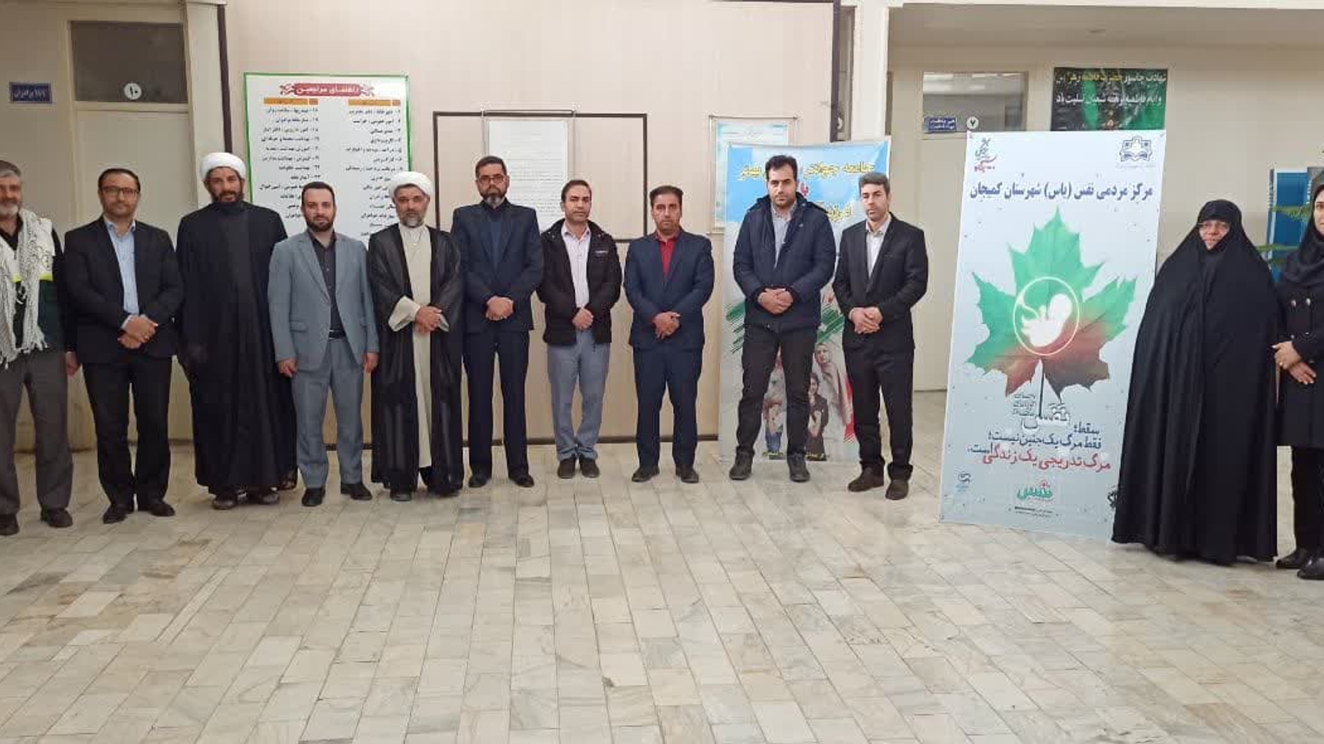 مرکز مردمی"نفس" با هدف پیشگیری از سقط جنین در شهرستان کمیجان افتتاح گردید
در مراسمی با حضور ابراهیم رستمی، فرماندار، حجج الإسلام والمسلمین سعیدی و شطی، ائمه جمعه کمیجان و میلاجرد، مفتح زاده، مدیرکل دفتر امور زنان و خانواده استانداری، قاسمی و آرزومند، بخشداران مرکزی و میلاجرد، حجت الإسلام‌ تاج آباد، مسئول ستاد مردمی جمعیت استان، دکتر محمد دوست، رییس بسیج جامعه پزشکی دانشگاه علوم پزشکی اراک، دکتر امینی پور، سرپرست شبکه بهداشت و درمان شهرستان، مسئولین شهرستان و دهیاران تابعه اولین مرکز مردمی نفس(نجات فرزندان سقط) با هدف پیشگیری و آگاهی بخشی در زمینه سقط، در راستای حمایت از خانواده و جوانی جمعیت در شهرستان کمیجان افتتاح شد. 

این مرکز بنا دارد از طریق ارتباط با مادرانی که به هر دلیل و یا مشکل اقتصادی، اجتماعی، فرهنگی و ... تصمیم به سقط فرزند دارند، حمایت نماید و خانواده ها از کمک های این مرکز با وجود کارشناسان خبره در زمینه های مختلف بهره مند شوند.
چهارشنبه ۱۴۰۲-۰۹-۲۲