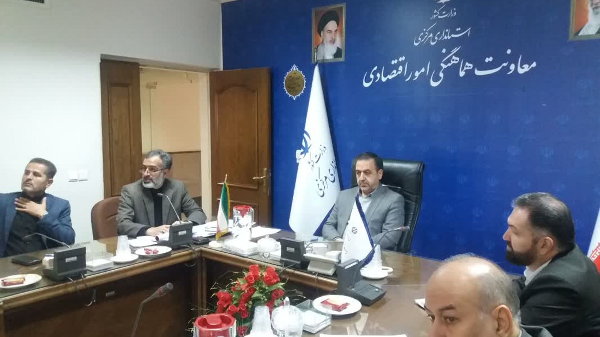 -شناسایی عوامل تاثیر گذار در افزایش نرخ تورم در اسنان
جلسه بررسی شرایط استان در شاخص تورم به منظور اقدام در راستای شعار سال برای مهار تورم به ریاست معاون هماهنگی امور اقتصادی وتوسعه منطقه ای ومدیران دستگاههای مرتبط برگزار شد.
در این جلسه ضمن بررسی آخرین وضعیت تورم در استان،گزارشی از آن دسته از کالاهایی که نرخ تورم آنها در استان از میانگین کشوری بالا تر است ارائه گردید ومقرر شد با جلسات مستمر وشناسایی عوام تاثیر گذار در افزایش تورم وحل مسئله تا حصول نتیجه پی گیری شود.
دوشنبه ۱۴۰۲-۰۹-۲۰