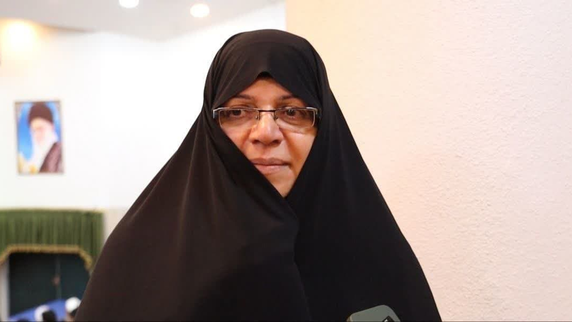 مدیرکل امور بانوان و خانواده استانداری مرکزی: 
✔️ اقناع تک فرزندی، تهدید نسل پروری و خانواده 

🔸 مدیرکل امور بانوان و خانواده استانداری مرکزی در حاشیه کنگره ملی جوانی جمعیت، گفت: اقناع خانواده به تک فرزندی، باعث ایجاد خطرات زیاد برای خانواده ها و جلوگیری از نسل پروری است.
به گزارش وب دا مرکزی، پروین مفتح زاده با اشاره به اینکه استان مرکزی جزو استان های پیر کشور است، افزود: فرصت زیادی تا جلوگیری از قرار گرفتن در چاله جمعیتی نداریم و لازمه نجات از این چاله و رسیدن به نرخ جایگزین جمعیت، فرهنگ سازی برای تمام اقشار مردم است.
وی ضمن ابراز خرسندی از برگزاری اولین کنگره ملی جوانی جمعیت، تصریح کرد: امیدواریم این نمونه کنگره ها و جلسات روشنگری با عمق بیشتر ادامه پیدا کند و شاهد فرهنگ سازی برای تمام اقشار مردم در سطح استان مرکزی باشیم.
وی خاطرنشان ساخت: هر آنچه مربوط به امنیت و عزت یک کشور است؛ باید در موضوع حل بحران جمعیت اثرگذار باشد و هم استانی ها باید با هویت بخشی به استان مرکزی در حفظ تاریخ شکوهمند استان و حفظ نسل، کوشا باشند.
مفتح زاده در پایان ضمن تاکید بر اینکه فرزندان ستون و کیان خانواده هستند، ابراز داشت: هر آنچه که باعث تحکیم خانوده شود را باید حفظ و با فرزندآوری و نسل پروری، نشاط و شادابی را در خانواده تکثیر کرد.

پنجشنبه ۲۳ آذرماه ۱۴۰۲