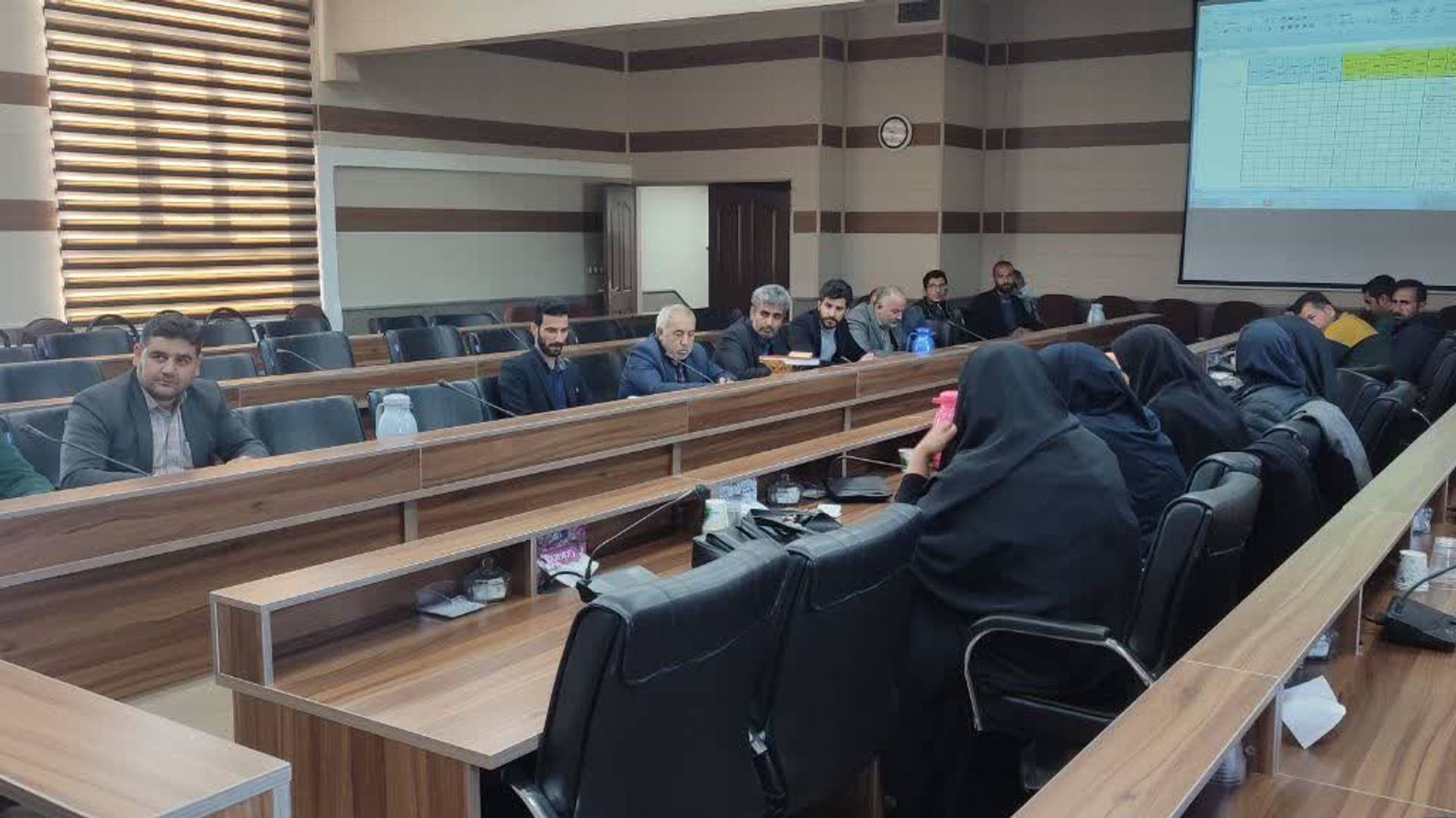 برگزاری جلسه رصد و پایش عملکرد عمرانی و هزینه کرد اعتبارات دهیاری های بخش های مرکزی و میلاجرد شهرستان کمیجان