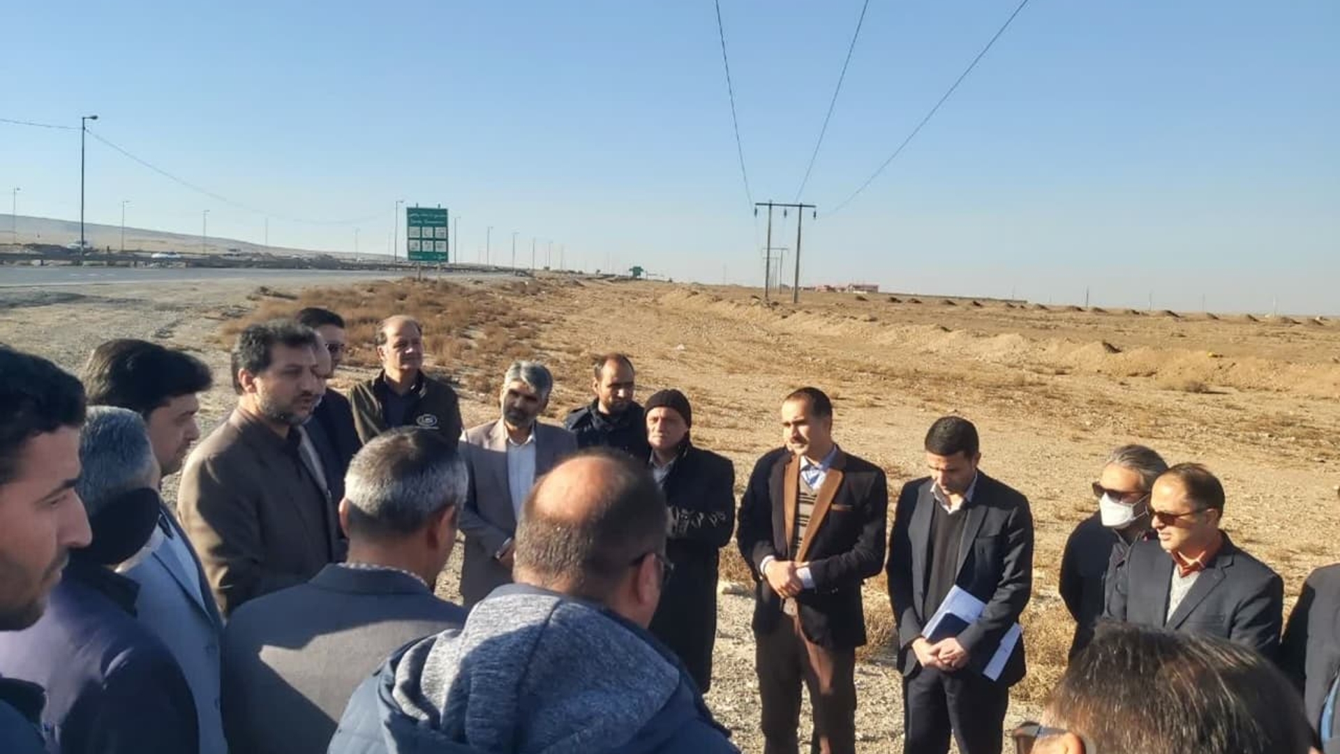 بررسی میدانی مهندس وروانی فراهانی فرماندار به اتفاق معاون اداره کل راهداری و حمل و نقل جاده ای استان مرکزی،بخشداران آشتیان و سلفچگان،رئیس دفتر نماینده مردم منطقه،نمایندگان شرکت توزیع برق و شرکت گاز استانهای مرکزی و قم،نماینده برق منطقه ای باختر استان مرکزی و سایر مسئولین مربوطه شهرستانهای آشتیان و سلفچگان از آخرین وضعیت پروژه تقاطع غیر همسطح دوراهی راهجرد جهت رفع موانع زیرساختی پروژه مذکور