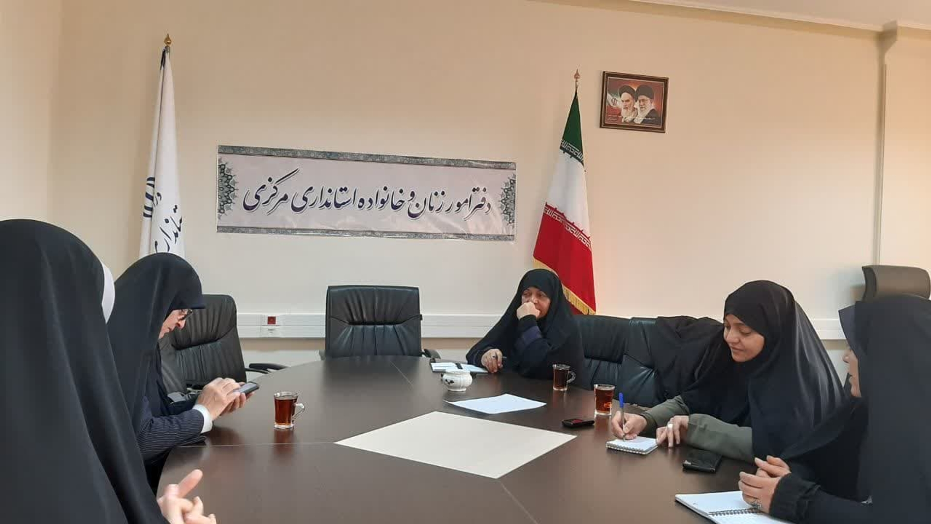 جلسه شورای هماهنگی زنان در دفاع مقدس به ریاست مفتح زاده مدیر کل امور بانوان  وخانواده با دستور کار هماهنگی برگزاری همایش اسوه های صبر و مقاومت با حضوراعضا در محل استانداری تشکیل گردید .
پنج شنبه ۳۰ آذر ۱۴۰۲