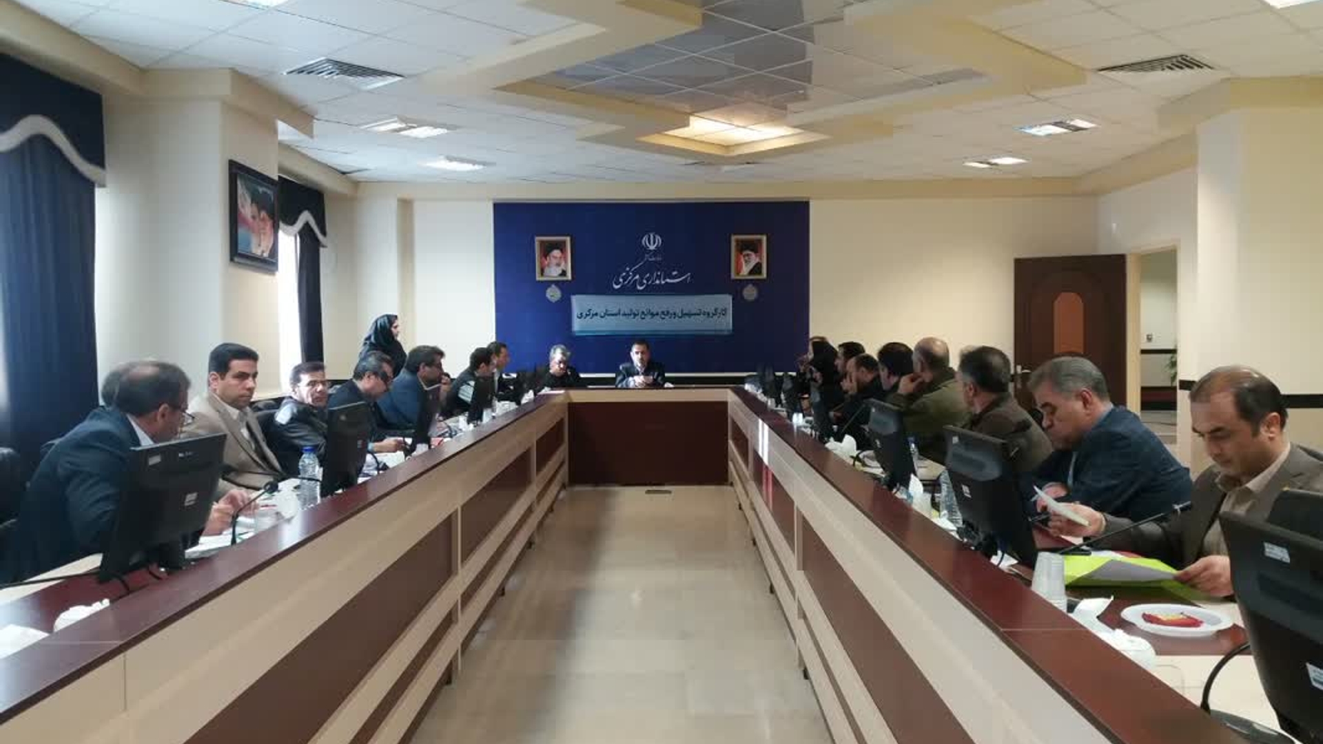 نشست کارگروه تسهیل و رفع موانع تولید استان مرکزی به ریاست میرزاخانی معاون هماهنگی امور اقتصادی و توسعه منطقه‌ای استاندار، جمعی از مدیران دستگاه‌های اجرایی، شبکه بانکی و واحد‌های تولیدی برگزار شد.
در این نشست مسائل تعدادی از واحد‌های تولیدی و صنعتی متوسط و بزرگ استان بررسی و تصمیماتی در راستای رفع مشکلات صنایع کوچک و شهرک‌های صنعتی، امهال تسهیلات و تقسیط بدهی‌های بانکی و مالیاتی به منظور رفع موانع تولید اتخاذ شد.
 چهارشنبه ۲۹ آذر ماه ۱۴۰۲