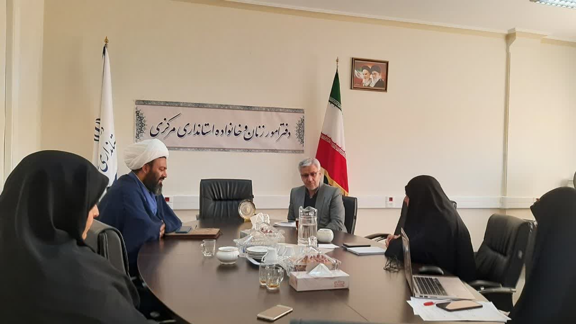 جلسه هم اندیشی درباره بوم جمعیتی استان  به ریاست مفتح زاده مدیر کل دفتر بانوان وخانواده و باحضور اقای کمانکش فرماندار شهرستان خمین و حجت الاسلام تاج آبادی مسئول ستاد مردمی جمعیت استان در دفتر بانوان وخانواده تشکیل گردید .
دوشنبه ۴ دی ۱۴۰۲