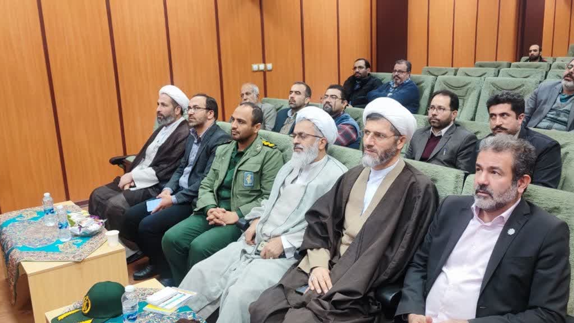 همزمان با سراسر کشور مجموعه ۴۰ جلدی «ره نامه» در دانشگاه تفرش رو نمایی شد.