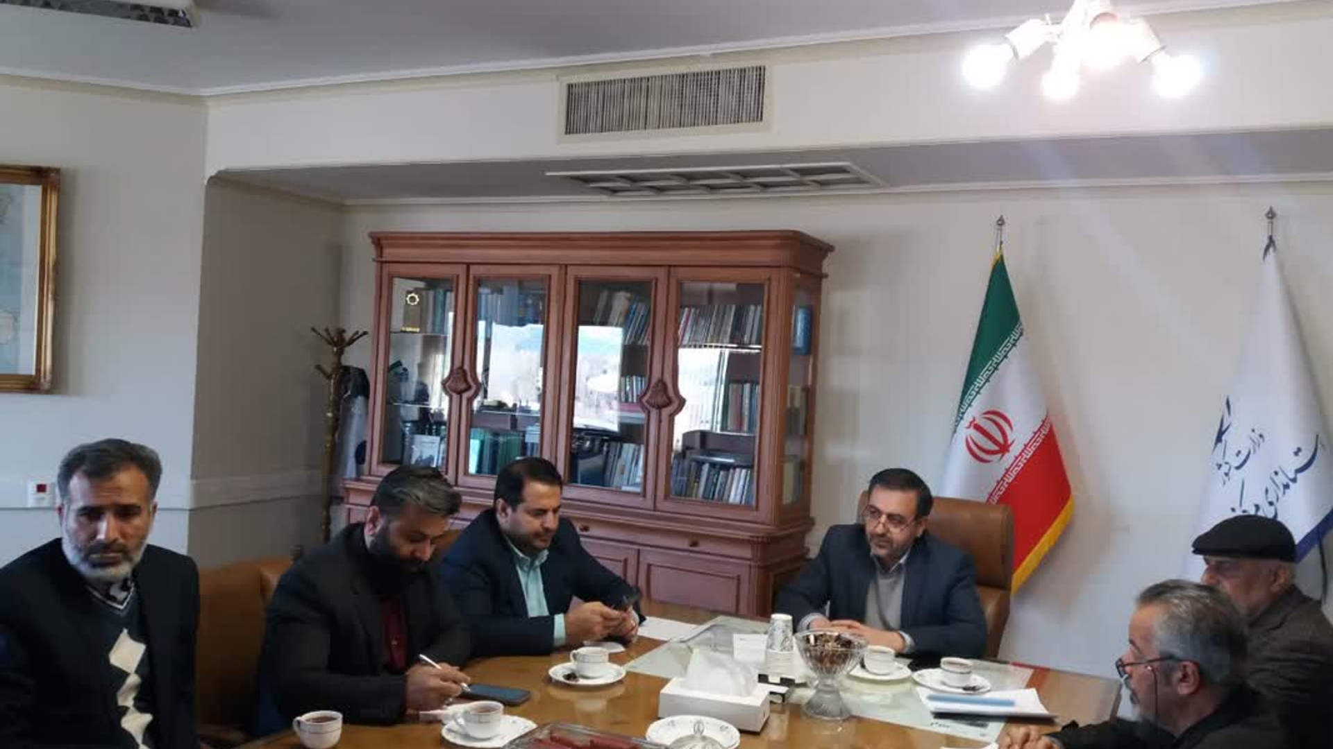 نشست بررسی راه اندازی قانون پایانه فروشگاهی وسامانه مودیان برای صنف طلا وجواهرات برگزار شد.
درپی اعتراض صنف طلا فروشان به اجرای قانون پایانه فروشگاهی وسامانه مودیان از ابتدای دیماه سال جاری جلسه ای به ریاست میرزاخانی معاون هماهنگی امور اقتصادی وتوسعه منطقه ای ومدیران مربوطه واعضای اتحادیه صنف طلا وجواهرات  برگزار وپیرامون نحوه اجرای این قانون وابعاد زمان اجرای سامانه ،همچنین مشکلات وابهامات  پبش رو تصمیماتی اتخاذ گردید.
همچنین مقرر گردید اداره کل امور مالیاتی ضمن آموزش لازم به تمامی اعضای اتحادیه وکمک به آنها در استقرار سامانه، اقدامات لازم را به عمل آورد.