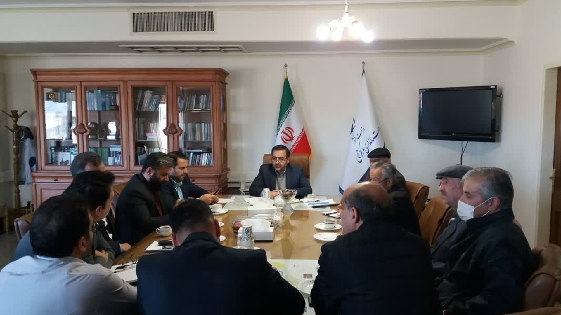 .نشست بررسی راه اندازی قانون پایانه فروشگاهی وسامانه مودیان برای صنف طلا وجواهرات برگزار شد.
درپی اعتراض صنف طلا فروشان به اجرای قانون پایانه فروشگاهی وسامانه مودیان از ابتدای دیماه سال جاری جلسه ای به ریاست میرزاخانی معاون هماهنگی امور اقتصادی وتوسعه منطقه ای ومدیران مربوطه واعضای اتحادیه صنف طلا وجواهرات  برگزار وپیرامون نحوه اجرای این قانون وابعاد زمان اجرای سامانه ،همچنین مشکلات وابهامات  پبش رو تصمیماتی اتخاذ گردید.
همچنین مقرر گردید اداره کل امور مالیاتی ضمن آموزش لازم به تمامی اعضای اتحادیه وکمک به آنها در استقرار سامانه، اقدامات لازم را به عمل آورد.