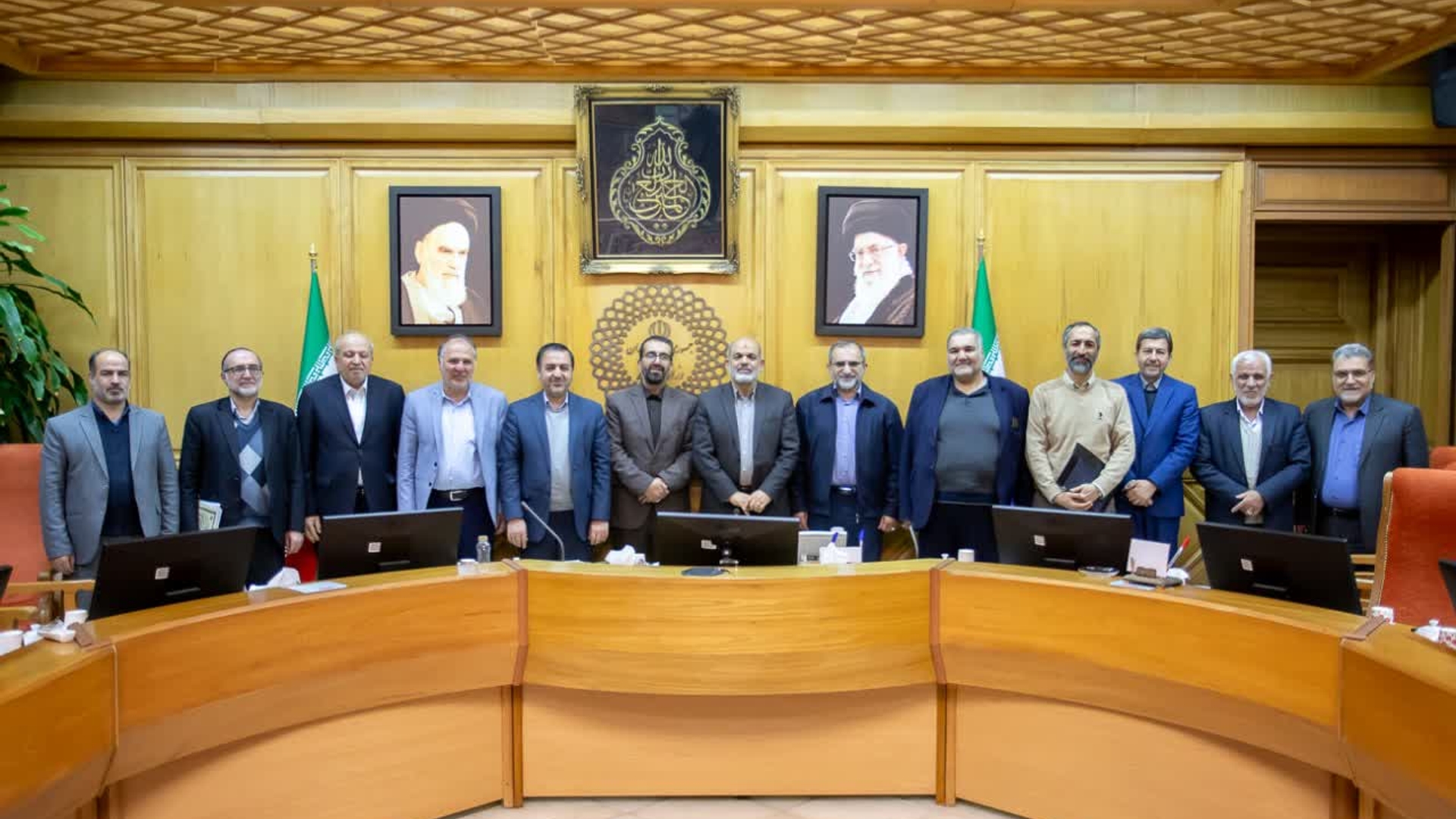 🔹روز دوشنبه در نشستی با حضور دکتر "احمدی وحیدی" و معاونین وزیر کشور، استاندار مرکزی و معاونین استاندار با ارائه گزارشی از اهم اقدامات انجام شده، به تبیین موضوعات مرتبط با استان پرداختند و برخی از درخواست‌ها و پیشنهادهای استان مورد بررسی قرار گرفت.