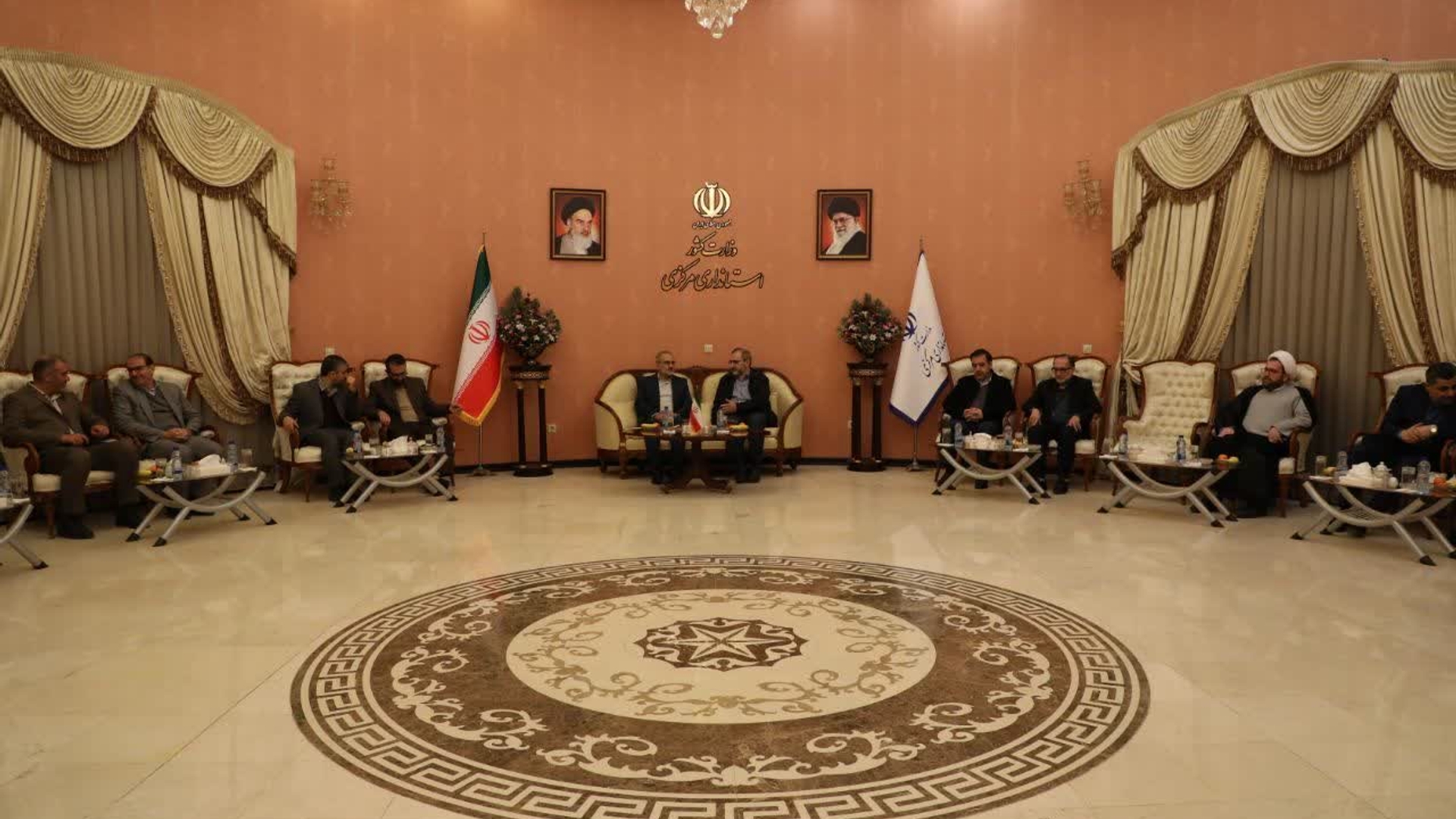 دکتر "سید محمد حسینی" معاون امور مجلس رئیس جمهور، شامگاه جمعه در بدو ورود به اراک مورد استقبال دکتر مخلص‌الائمه، استاندار مرکزی، سیدمجتبی آل یاسین معاون توسعه مدیریت و منابع استانداری و معاونین استاندار و جمعی از مسئولین استان قرار گرفت.