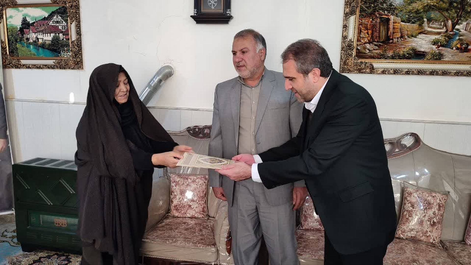 به مناسبت وفات حضرت ام البنین (س) و روز تکریم مادران و همسران شهدا، مهدی الیاسی معاون استاندار و فرماندار ویژه شهرستان ساوه به همراه رییس بنیاد شهید و امور ایثارگران با همسر شهید گرانقدر کرامت سعیدی دیدار و گفتگو کرد و از صبر و شکیبایی ایشان تقدیر کرد.