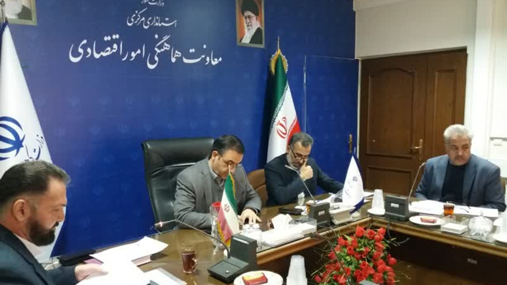 .تدارک وبرنامه ریزی برای تشدید نظارت ها در ایام پایان سال
جلسه کمیته اقدام مشترک تنظیم بازار استان به ریاست میرزاخانی معاون هماهنگی امور اقتصادی وتوسعه منطقه ای وبا حضور اعضای کمیته برگزار شد.
در این جلسه ضمن بررسی عملکرد دستگاه های ضابط در امر نظارت وتنظیم بازار در دوره ۹ ماهه ،نقاط ضعف وکمبودهای این حوزه موردبحث وتبادل نظر قرار گرفت ومشخصا شرایط عرضه گوشت قرمز ومرغ نیز بررسی گردید ومقرر شد با توجه به عملکرد شهرستانهای استان در امر نظارت بر بازار،توزیع کالاهای اساسی ویارانه ای در آنها صورت گیرد وبا همکاری جهاد وصمت بحث قیمت گذاری مرغ قطعه بندی شده وگوشت قرمز بر اساس میانگین کشوری ومیانگین استانهای همجوار اقدام شده ونتیجه برای تصمیم به کمیته اقدام مشترک وکارگروه تنظیم بازار منعکس گردد.
همچنین تدارک وبرنامه ریزی برای تشدیدنظارت ها در ایام پایان سال نیز مورد تاکید قرار گرفت ومقرر شد دستگاههای ناظر برنامه خود را به دبیر خانه کمیته ارسال تا تعزیرات حکومتی بر عملکرد وبرنامه دستگاهها نظارت نماید.
یکشنبه ۱۴۰۲-۱۰-۱۰