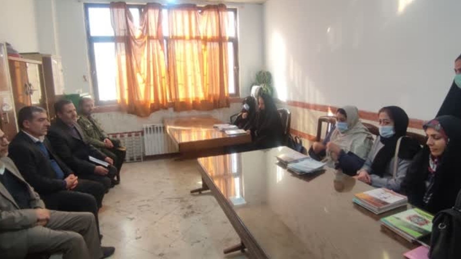 بازدید جمعی از مسئولین از روند تشکیل کلاس های تلفیقی دوره های سواد آموزی شهرستان زرندیه