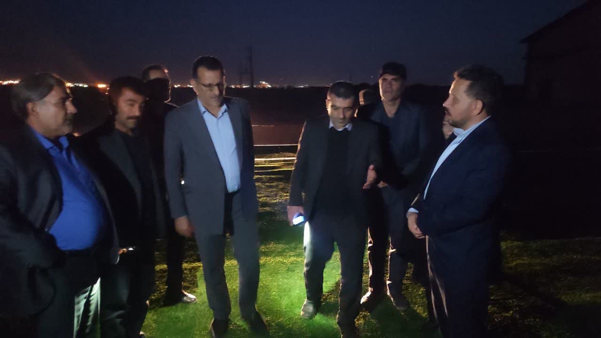 بازدید فرماندار از روند ساخت و تجهیز زمین فوتبال شهر زاویه