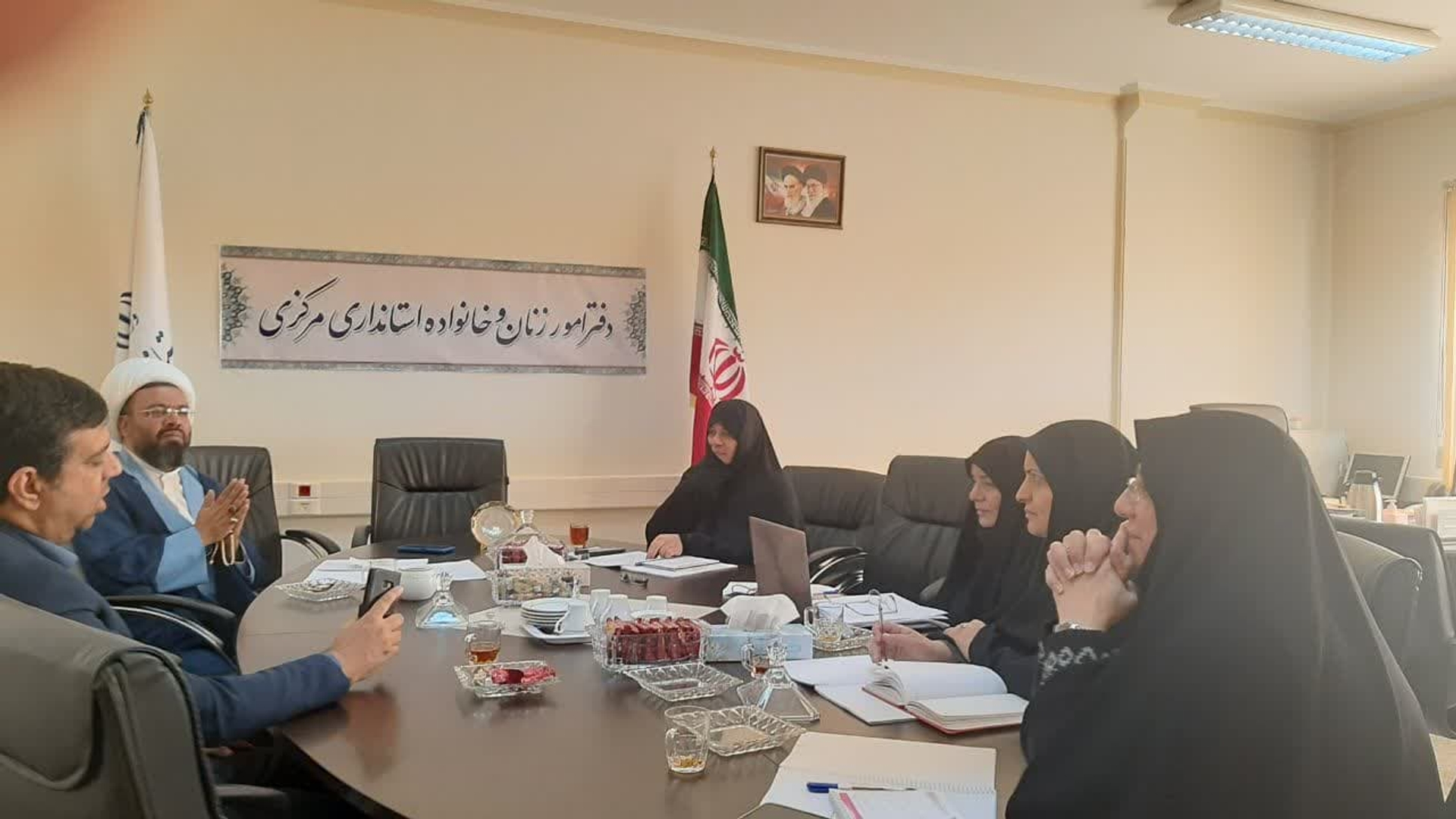 جلسه بوم نویسی جمعیت به ریاست مفتح زاده مدیر کل دفترامور بانوان وخانواده استانداری و باحضور هادی فرماندار اراک و حجت الاسلام تاج آبادی مسئول ستاد مردمی جمعیت استان در محل دفتر برگزار گردید.
سه شنبه ۱۲ دی ۱۴۰۲