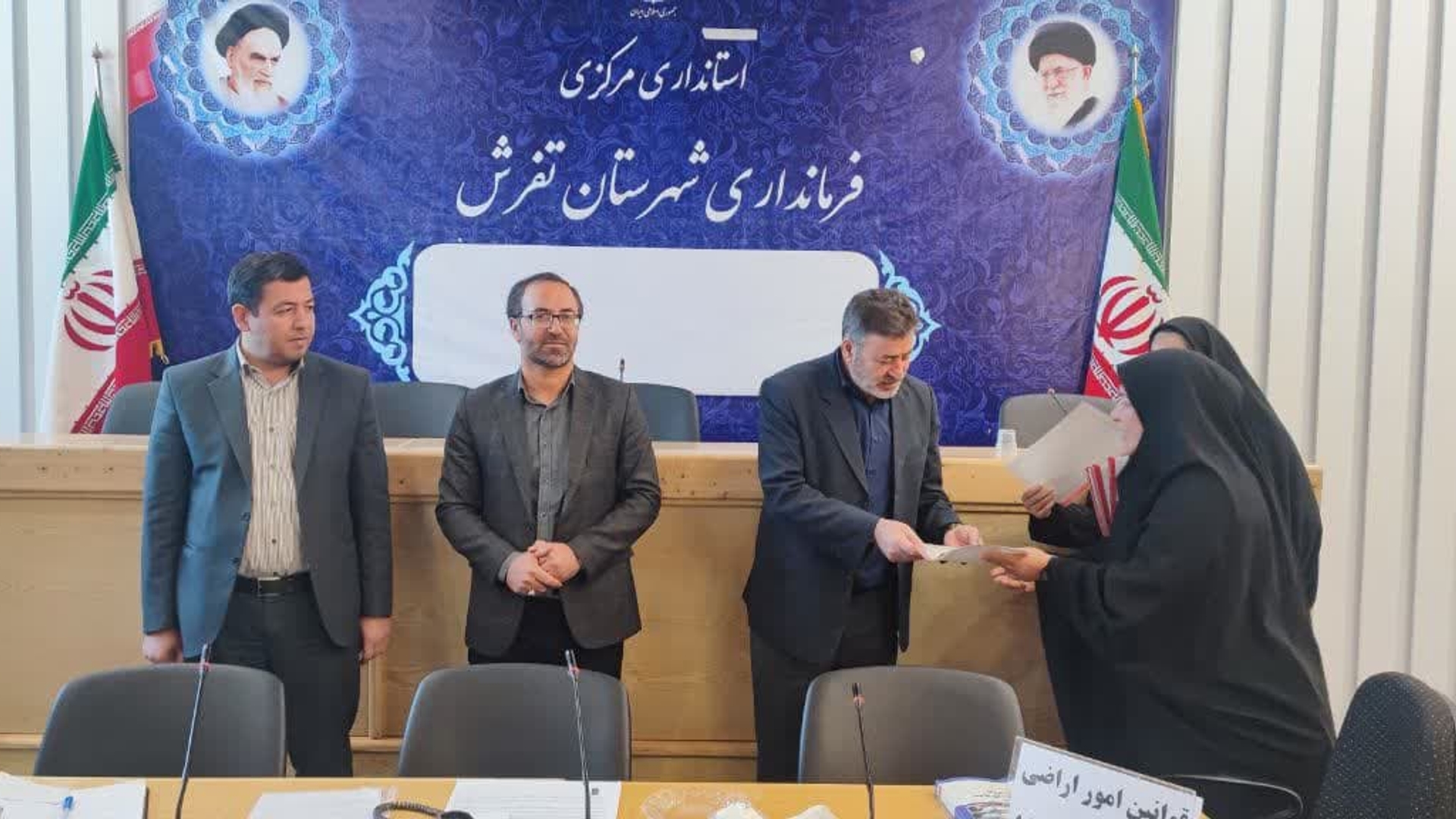 به مناسبت سالروز میلاد با سعادت حضرت فاطمه(س) و روز زن از تلاشها و زحمات بانوان دهیار و همچنین از بانوان دهیاری که در برگزاری مراسمات فرهنگی و اجتماعی از جمله برگزاری یادواره شهدا و جشنواره های فرهنگی روستایی و... فعالیت داشتند با اهدای لوح، تقدیر گردید.