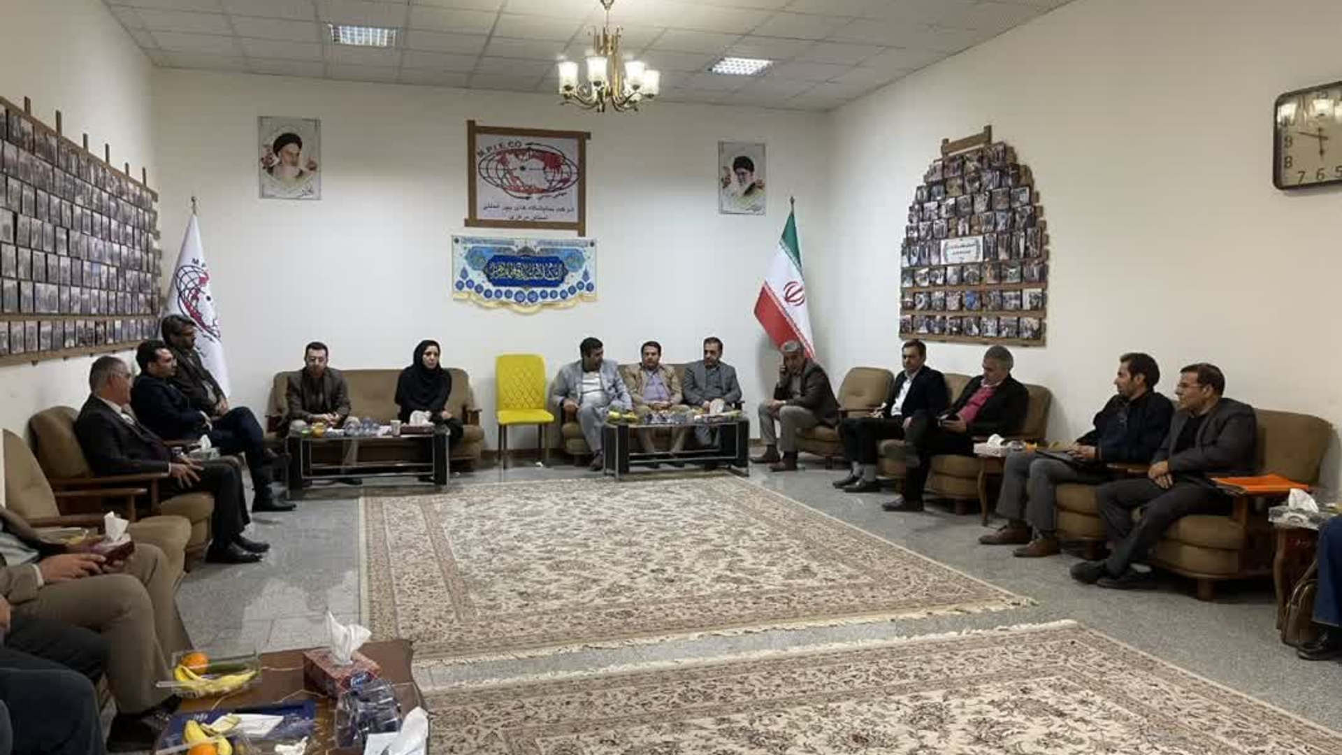 نشست کارگروه تسهیل و رفع موانع تولید برگزارشد: 
درحاشیه دوازدهمین نمایشگاه خودرو ،قطعات و صنایع وابسته،جلسه کارگروه تسهیل و رفع موانع تولید به ریاست معاون هماهنگی امور اقتصادی و توسعه منطقه ای استانداری مرکزی و با حضور مدیران دستگاه های اجرایی مرتبط استان برگزار شد.
در این نشست مدیران واحدهای تولیدی قطعه ساز به بیان  مسائل و مشکلات پیش روی صنایع قطعه سازی خودرو پرداختند.
میرزاخانی در این نشست گفت: رفع موانع تولید یکی از دغدغه های مهم دولت سیزدهم و همچنین مدیران اقتصادی استان می باشد که در همین راستا برگزاری جلسات ستاد تسهیل می تواند موثر واقع شود.
در این جلسه مسائل و مشکلات تعدادی از واحدهای قطعه سازی استان مطرح و تصمیماتی اتخاذ گردید.

📅 پنج شنبه ۱۴ دی ۱۴۰۲