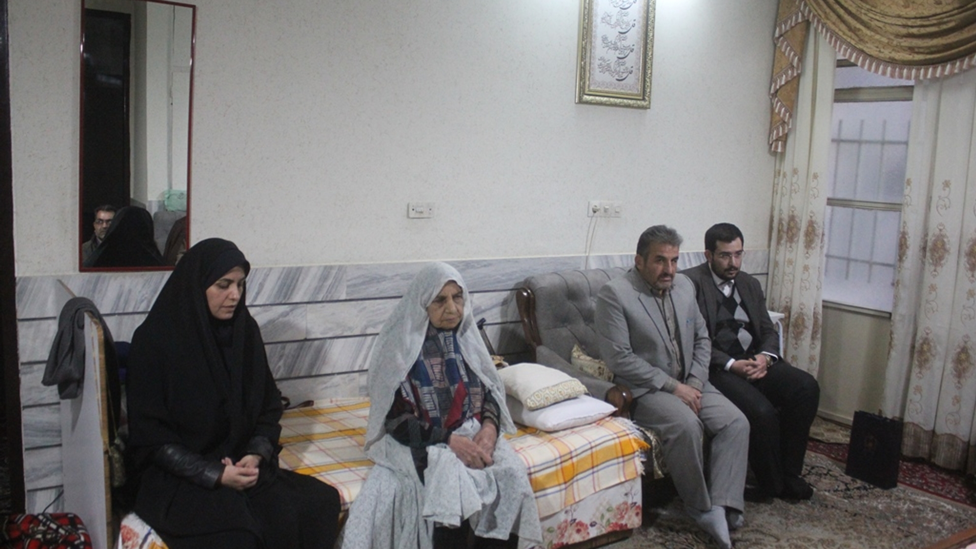 فرماندار و معاون فرهنگی و هنری موسسه تنظیم و نشر آثار حضرت امام خمینی (س) با خانواده شهیدان خسرو و محمد زارع دیدار کردند