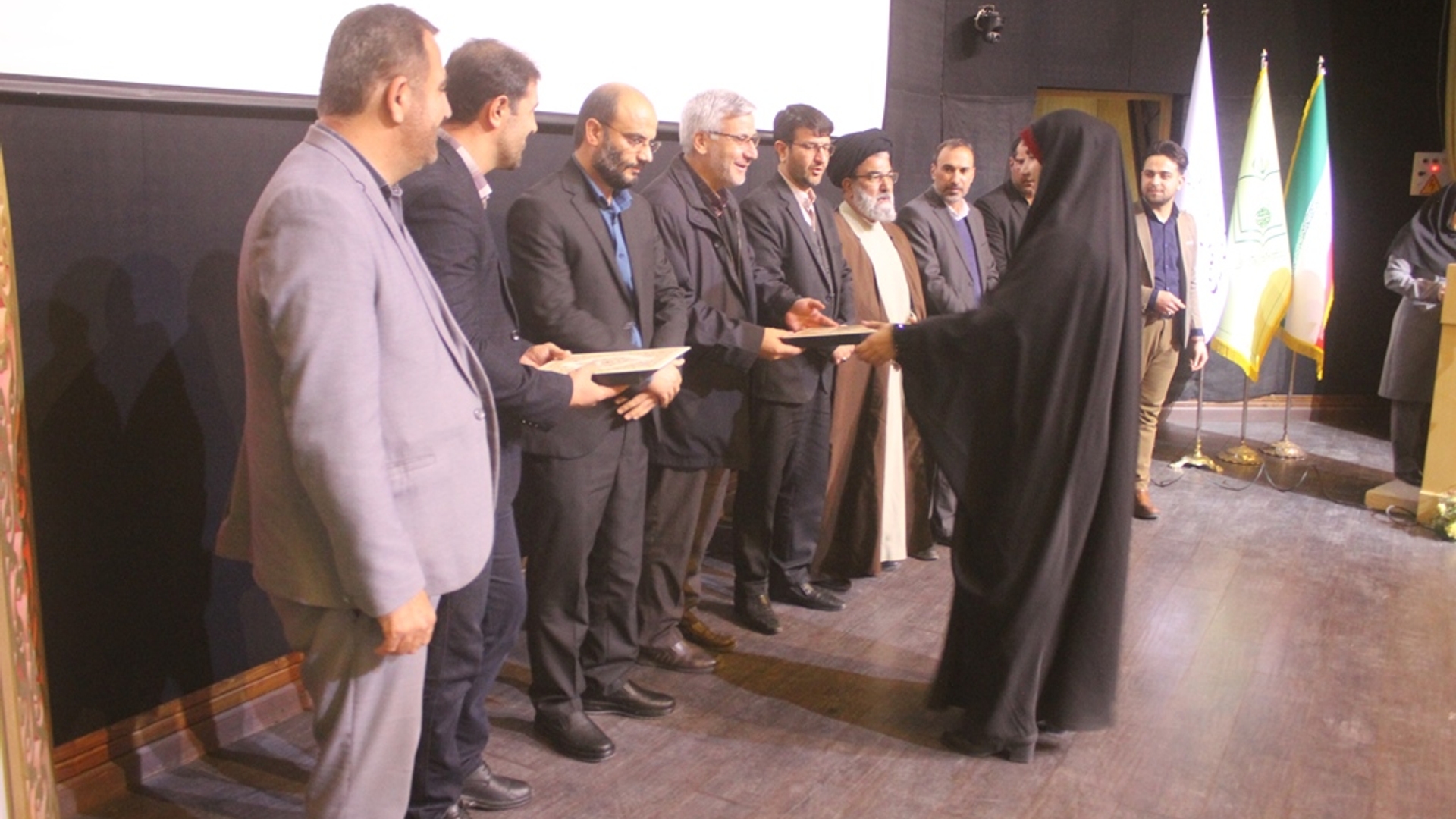 دست اندرکاران هفته فرهنگی "بر آستان آفتاب" شهرستان با تعدادی از مفاخر خمین دیدار کردند