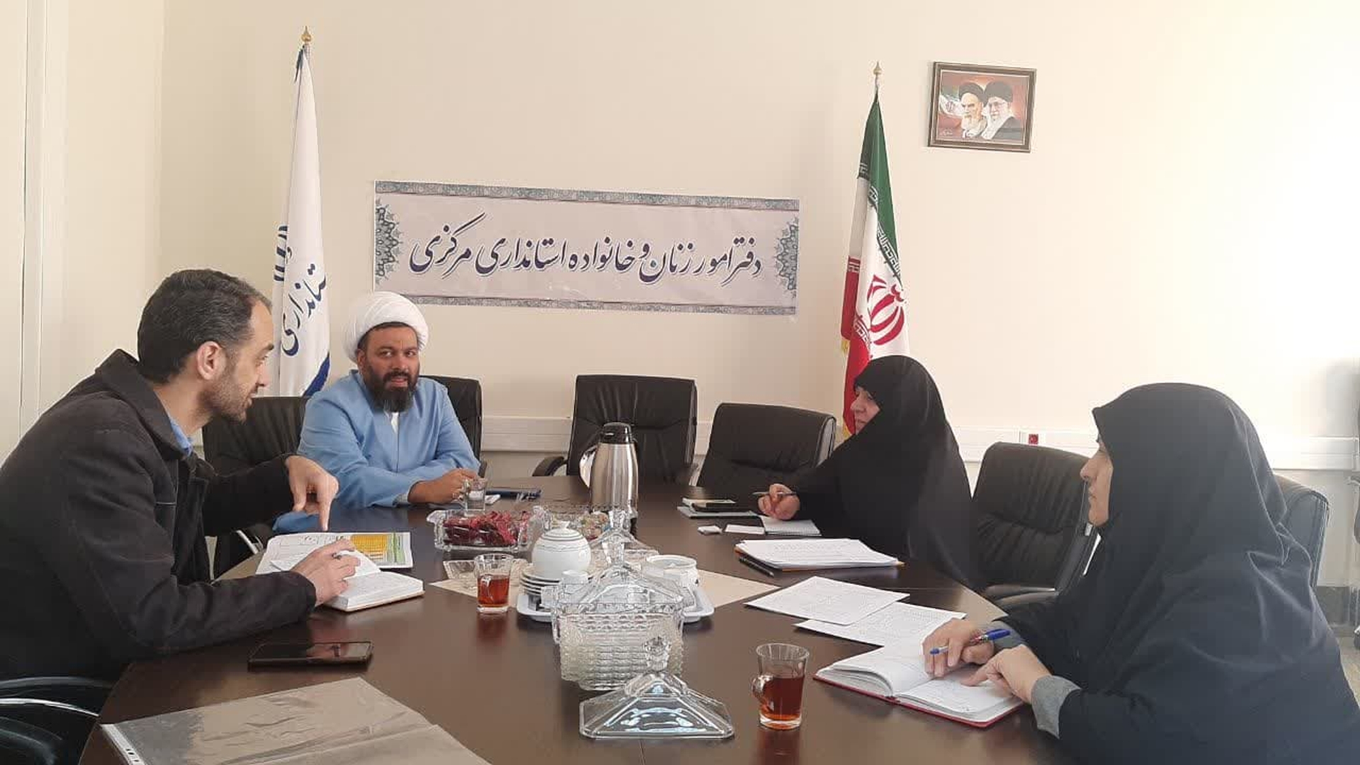 جلسه بوم نویسی (جمعیت) به ریاست مفتح زاده مدیرکل دفتر امور بانوان و خانواده و با حضور حجازی دستیار مردمی سازی استاندار و حجت الاسلام تاج آبادی‌ مسئول ستاد مردمی جمعیت استان در محل دفتر برگزار گردید.
شنبه ۲۳دی ۱۴۰۲