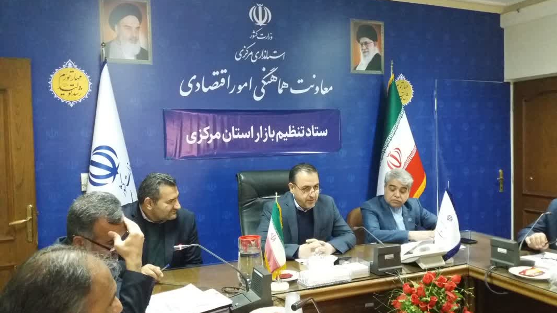 نظارت ومدیریت بر بازار در ایام پایانی سال وماه مبارک رمضان با برگزاری نمایشگاههای بهاره  

جلسه کارگروه تنظیم بازار استان مرکزی به ریاست معاون هماهنگی امور اقتصادی و توسعه منطقه‌ای استاندار و با حضور اعضای کارگروه برگزار شد.
در این جلسه ضمن بررسی عملکرد دستگاه‌های  در امر نظارت و تنظیم بازار ، نقاط ضعف و کمبودهای این حوزه مورد بررسی قرار گرفت و مشخصا شرایط عرضه گوشت قرمز و مرغ نیز ارزیابی شد.
همچنین در این جلسه مقرر شد نمایشگاههای بهاره از تاریخ ۱۳ اسفند ماه لغایت ۲۰ اسفند ماه برگزار واداره کل صمت با تشکیل کمیته نمایشگاه هماهنگی لازم در خصوص حضور تولید کنندگان ومراکز عرضه مستقیم کالا اقدام نماید.

در این نشست همچنین تدارک و برنامه‌ریزی برای تشدیدنظارت‌ها در ایام پایان سال نیز مورد تأکید قرار گرفت که مقرر شد دستگاه‌های ناظر برنامه‌ها را اعلام تا تدابیر لازم اتخاذ گردد .
شنبه ۲۳ دی ماه۸