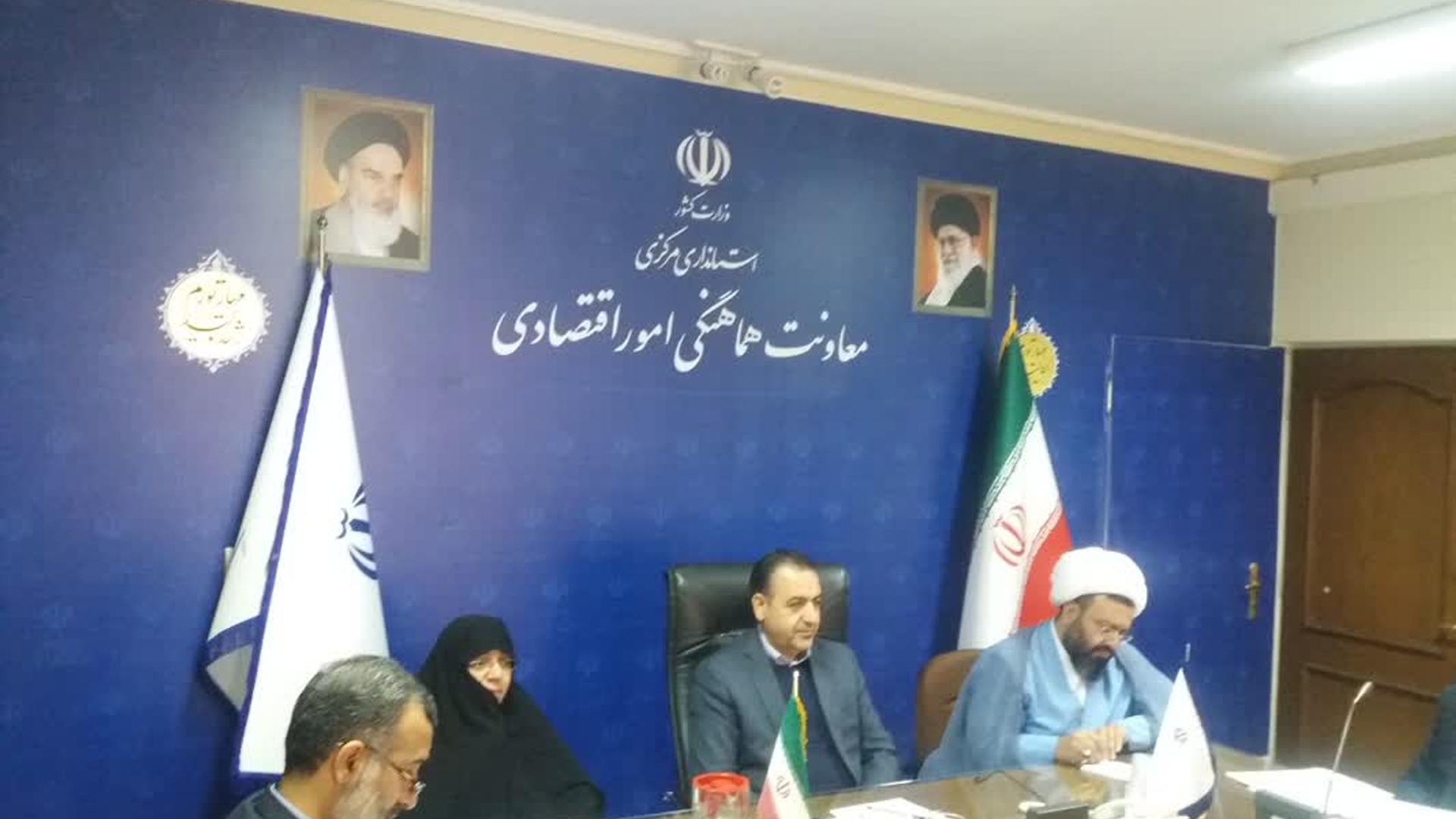 جلسه کمیته اقتصادی ستاد جوانی جمعیت استان مرکزی برگزار شد  
🔹دومین جلسه کمیته اقتصادی ستاد حمایت از خانواده و جوانی جمعیت استان مرکزی به ریاست معاون هماهنگی امور اقتصادی و باحضور مدیرکل امور بانوان و جمعی از مدیران دستگاه‌های اجرایی مرتبط برگزار شد.
🔹به منظور تسهیل در اجرای قانون جوانی جمعیت در استان با تأکید استاندار چهار کمیته تخصصی گفتمان و تبلیغ، سلامت و بهداشت، اقتصادی و بررسی‌های ویژه ذیل ستاد جمعیت تشکیل شده است.
🔹بررسی روند اجرای قانون جوانی جمعیت و عملکرد دستگاه‌های مربوطه  جهت پیگیری استانی و انعکاس برخی موارد به ستاد ملی جوانی جمعیت از جمله موضوعات مطرح شده در این نشست بود.
شنبه ۲۳ دی ماه