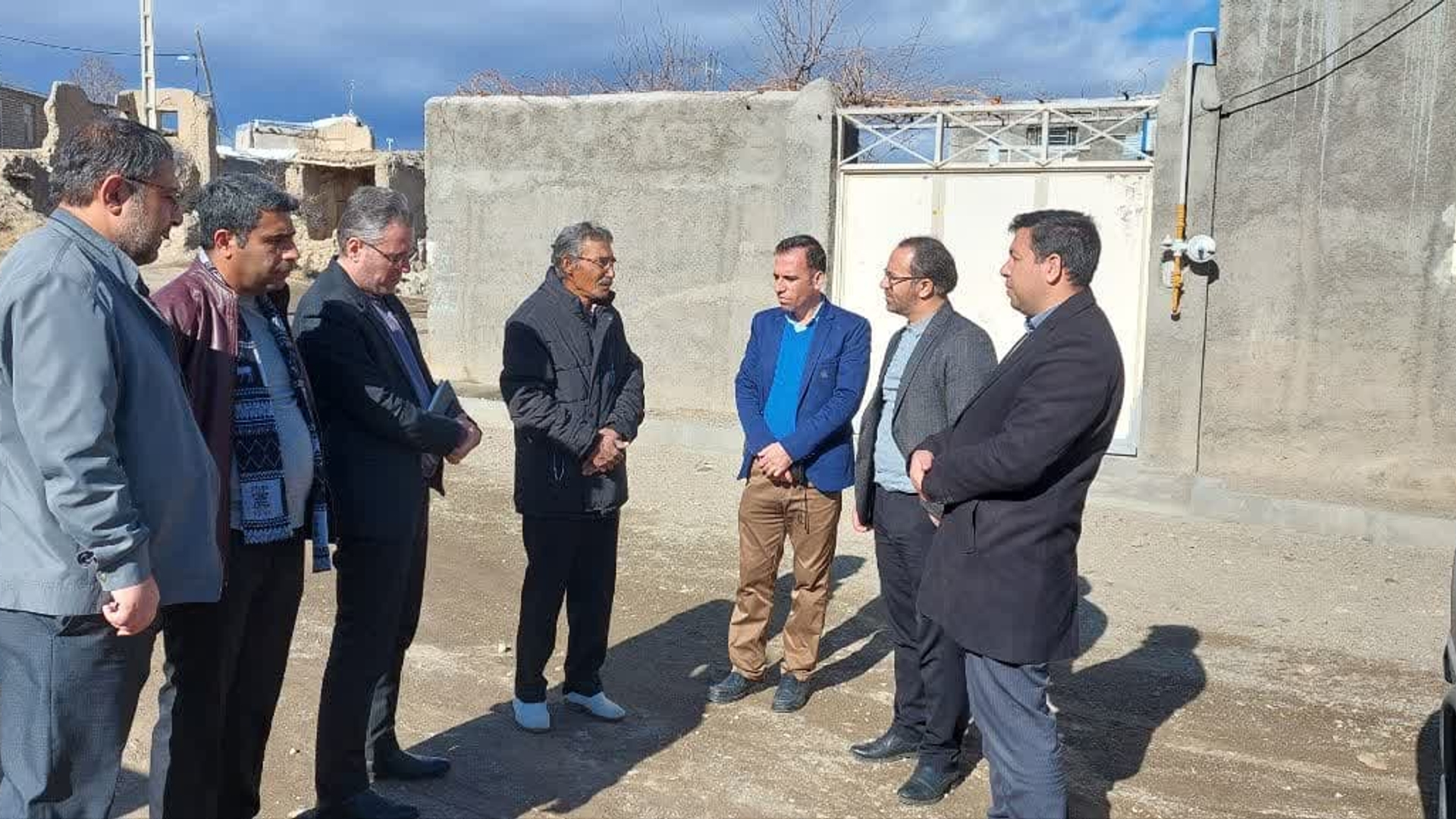 دکتر اتابکی فرماندار به همراه بخشدار مرکزی و جمعی از مدیران شهرستان با حضور در روستای #حشه ضمن دیدار با اهالی روستا از نزدیک مشکلات روستا را بررسی نمودند.