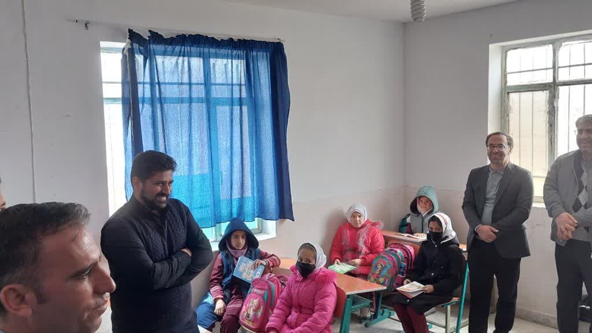 بازدید اتابکی فرماندار، درودیان بخشدار مرکزی، هاشمی فرمانده ناحیه مقاومت بسیج و جمعی از مدیران شهرستان از مدرسه روستای #گزاوند ضمن دیدار با معلمین و دانش آموزان و بررسی روند آموزش ،مشکلات این مدرسه من جمله لزوم دیوارکشی و محوطه سازی از نزدیک بررسی و دستورات لازم صادر گردید.