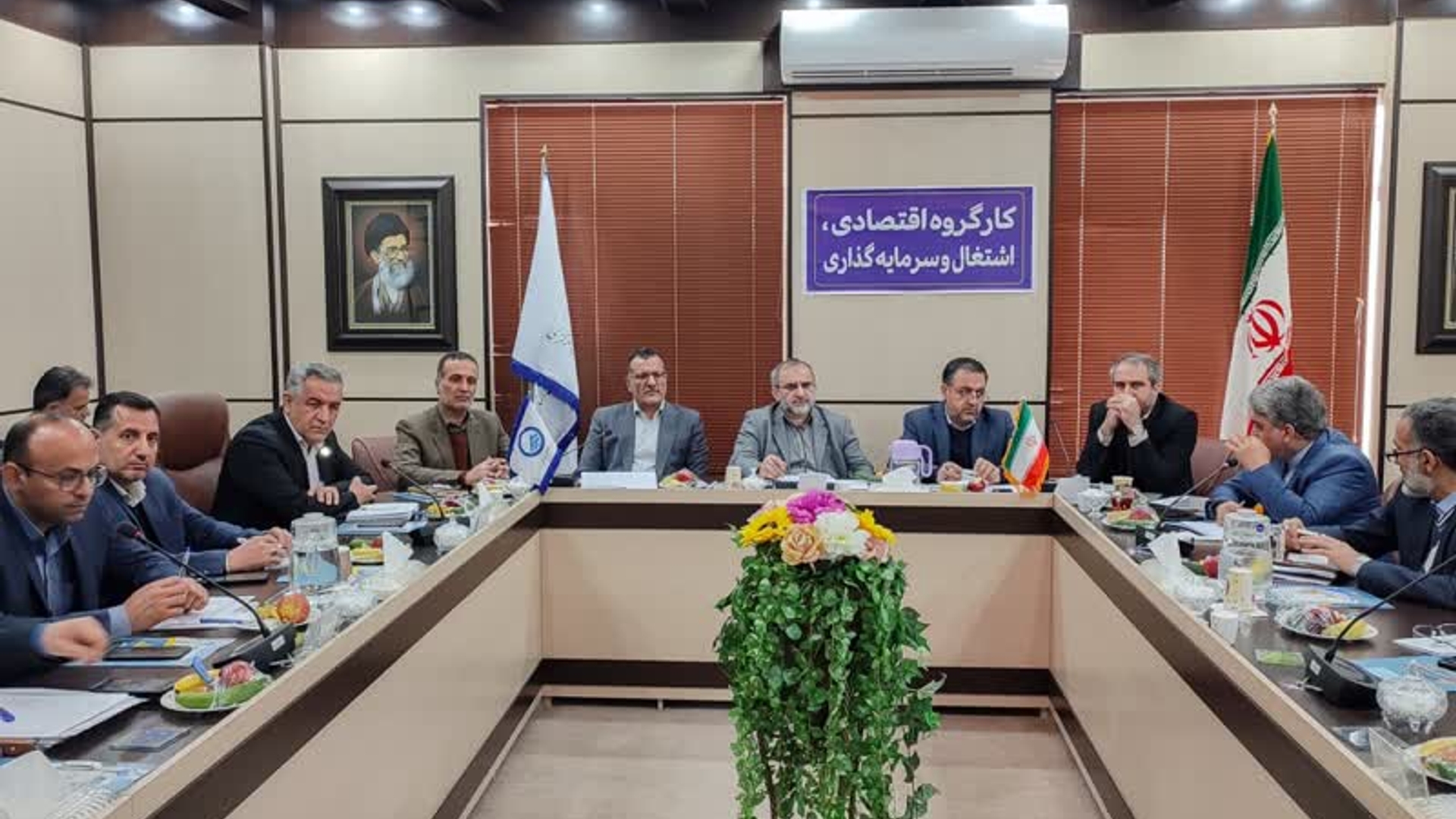 راه‌اندازی هنرستان‌های جوار صنعت به توانمندسازی نیروی کار می‌انجامد

🔸 دکتر مخلص‌الائمه در کارگروه اقتصادی، اشتغال و سرمایه گذاری استان مرکزی در ساوه، بیان کرد: با تلاش‌های صورت گرفته استان مرکزی هم اکنون رتبه اول تعداد مصوبات کارگروه‌های رفع موانع تولید را در اختیار دارد و  در موضوع تسهیلات بانکی تبصره ۱۸ نیز که حسب دستور رئیس جمهور در حال تخصیص است، استان مرکزی حائز رتبه پنجم کشور است. 

🔸نرخ بیکاری استان مرکزی از ۸.۱ درصد در پاییز سال گذشته، امسال به ۶.۳ درصد رسیده است.

🔸تأسیس هنرستان‌های جوار صنعت در دستور کار است و نخستین هنرستان، در جوار شرکت ماشین‌سازی اراک تأسیس شد تا از تجهیزات و ظرفیت واحدهای تولیدی در راستای مهارت‌آموزی و توانمندسازی نیروی کار استفاده شود، لذا صنایع باید در تعامل با آموزش و پرورش، برای راه‌اندازی هنرستان‌های جوار صنعت به میدان بیایند.

🔸با توجه به وضعیت بارندگی‌ها، در سال آینده با محدودیت‌های آب و برق مواجه خواهیم شد، بنابراین تمام صنایع استان باید از هم‌اکنون پیش‌بینی‌های لازم را داشته باشند.