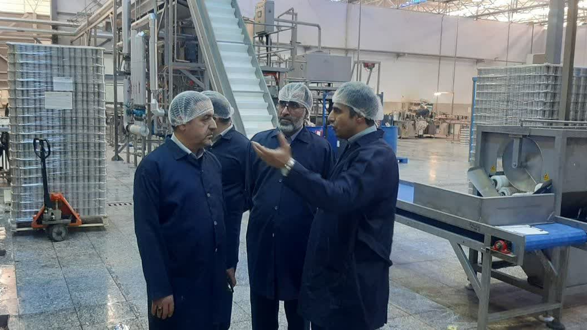 ازدید معاون هماهنگی امور اقتصادی از واحد تولیدی کنسرو سازی طبیعت
میرزاخانی معاون هماهنگی امور اقتصادی ومدیران اقتصادی ضمن بازدیداز واحد کنسرو سازی طبیعت ،با ارائه پاره ای از مشکلات این واحد توسط مدیران این شرکت به بررسی مشکلات وموانع تولید این واحد پرداخته وتصمیماتی اتخاذ گردید.