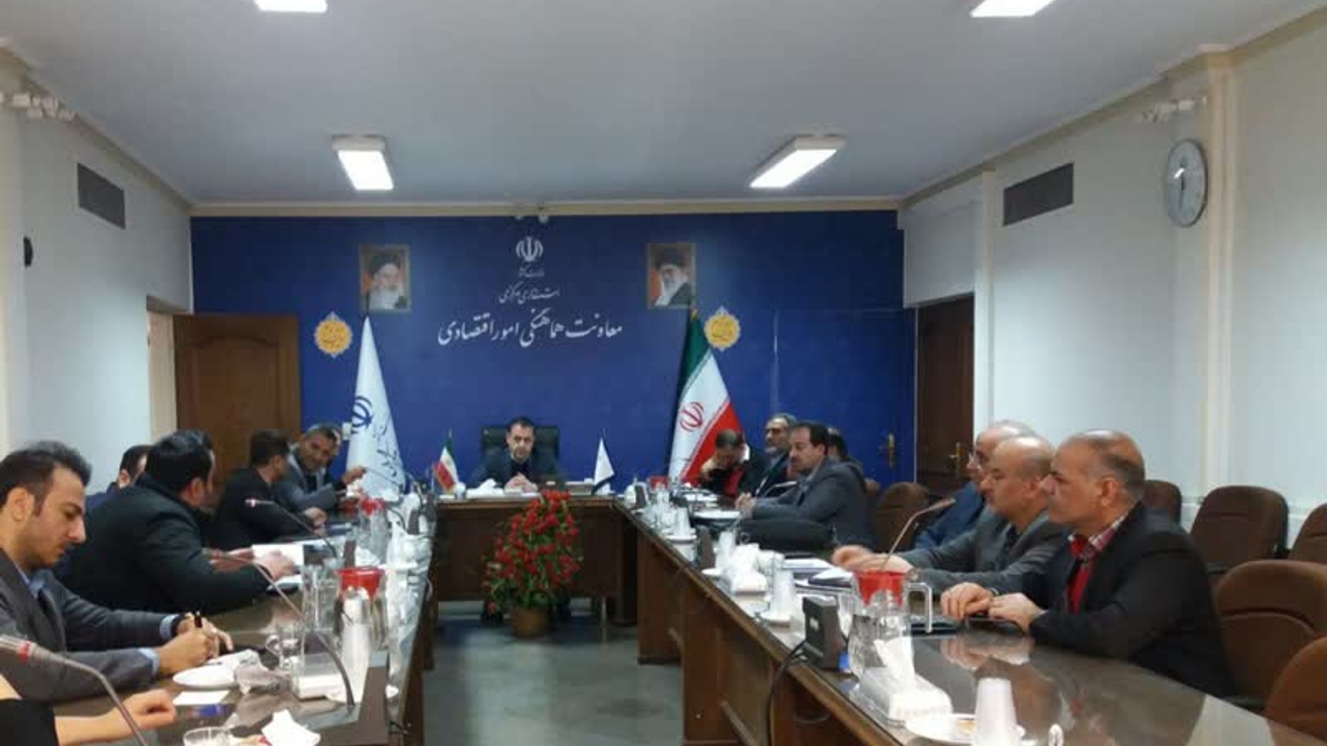 .جلسه کمیته اقدام مشترک تنظیم بازار استان با موضوع بررسی شرایط قیمت وتوزیع گوشت قرمز در استان به ریاست میرزاخانی معاون هماهنگی امور اقتصادی وتوسعه منطقه ای برگزار شد.
در این جلسه مقرر گردید گوشت قرمز با قیمت کارشناسی شده وبا قیمت مصوب،با فاکتور با قیمت ۵ درصد سود خرده فروشی عرضه گردد.
همچنین هماهنگی های لازم با شهرداری جهت مدیریت کشتارگاهها توسط فرمانداری شهرستان صورت گیرد.
در پایان مقرر شد با متخلفین در عرضه گوشت برخورد قانونی صورت گیرد.