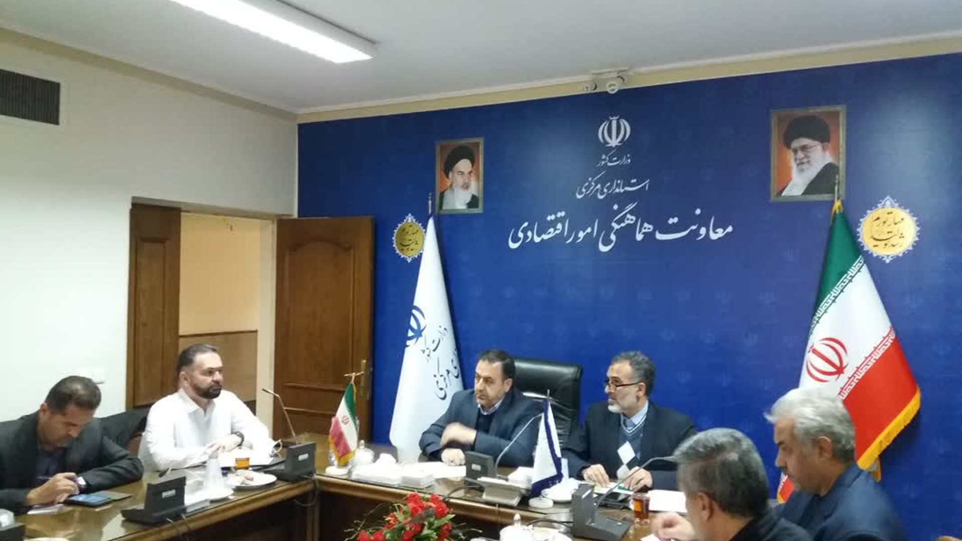 .جلسه کارگروه گندم، آرد و نان استان به ریاست میرزاخانی معاون محترم هماهنگی امور اقتصادی وبا حضوراعضای کارگروه برگزار و مسائل و مشکلات و مرور مصوبات  قبل، مورد بحث و تبادل نظر قرار گرفت. 
در این جلسه مقرر گردید طرح شناورسازی سهمیه گندم تحویلی به کارخانجات آرد به منظور رقابت در تولیدآرد با کیفیت به 30 درصد افزایش یابد. کلیه خبازان موظف به نصب بنر در داخل نانوایی و پلاک روز های تعطیل در پشت درب نانوایی شده اند و کیفیت ارد کارخانجات و میزان مصرف نمک و جوش شیرین در نانوایی ها توسط دانشگاه علوم پزشکی و اداره استاندارد به صورت ماهانه مورد رصد و پایش قرار گیرد با متخلفین برخورد گردد.