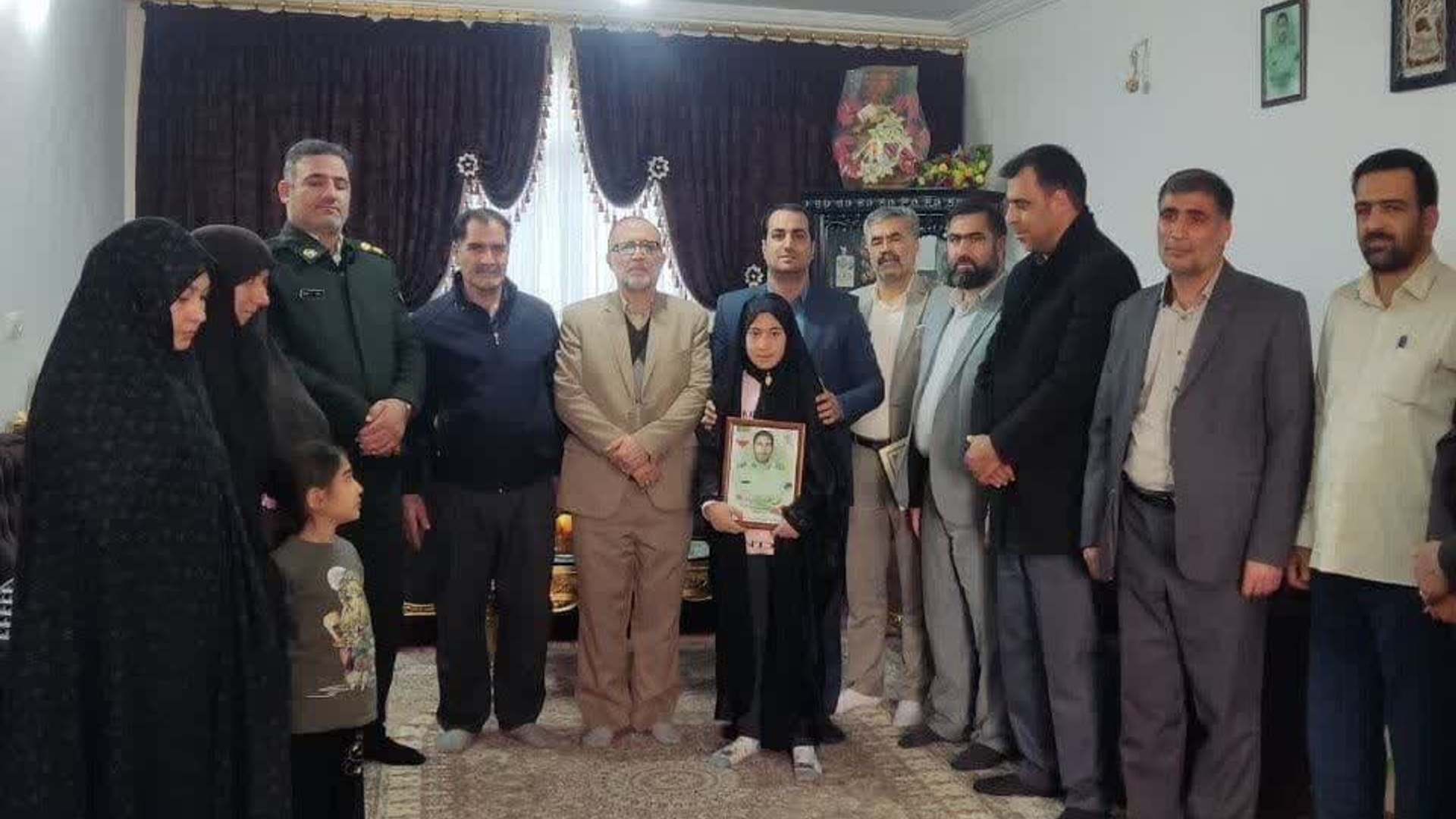 دکترسید مجتبی آل‌یاسین، معاون توسعه مدیریت و منابع استاندار مرکزی به همراه جمعی از مسئولین و فرماندهان نظامی و انتظامی با حضور در منزل شهید والامقام "علی بیژنی‌زیبا" از شهدای فراجا، ضمن تجلیل از صبر و ایثار خانواده معظم شهید، با آرمان‌های شهدا تجدید میثاق کردند.