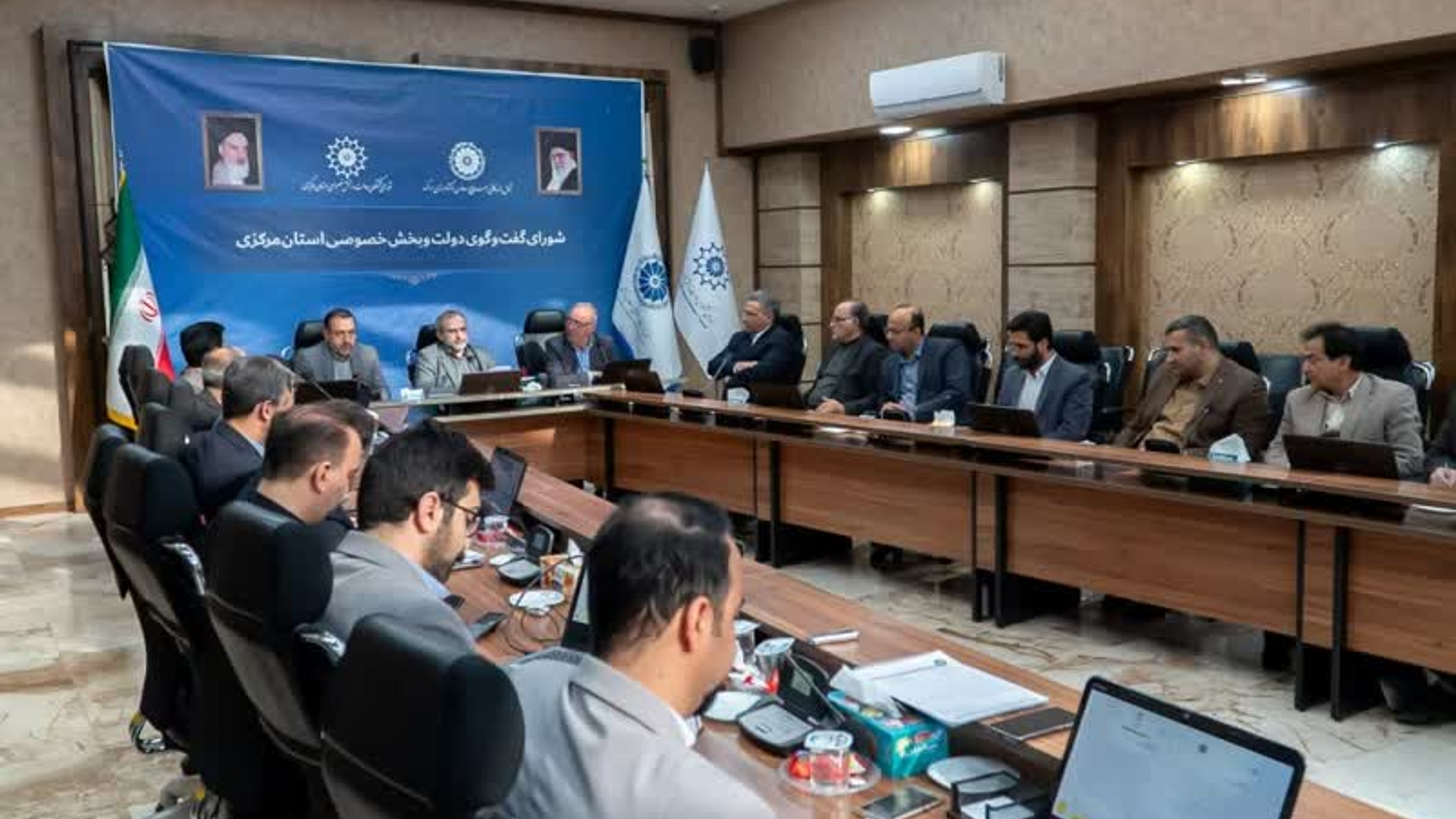 کاهش نرخ بیکاری استان مرکزی با بازگشت صنایع به چرخه تولید- صنایع بزرگ استان وارد فاز جذب نیرو شدند
🔹جلسه شورای گفت‌وگوی دولت و بخش خصوصی استان مرکزی، به ریاست استاندار، با حضور جمعی از مدیران دستگاه‌های اجرایی و فعالان اقتصادی استان برگزار شد. 
🔸استاندار مرکزی در این نشست بیان کرد: نرخ بیکاری استان در پاییز سال گذشته ۷.۲ درصد بود که در پاییز امسال به ۶.۳ دهم درصد رسیده است.
🔸وی افزود: متوسط نرخ بیکاری کشور ۷.۶ دهم درصد است اما نرخ بیکاری در استان مرکزی به صورت قابل توجهی از میانگین کشور هم پایین‌تر است.
🔸مخلص‌الائمه تأکید کرد: بسیاری از صنایع بزرگ و پیشران استان به حرکت درآمدند و وارد فاز جذب نیرو شده‌اند و بسیاری از صنایع راکد و نیمه فعال نیز به چرخه تولید کامل بازگشته‌اند.
🔸وی افزود: در ثبت اشتغال هم بر اساس گزارش سامانه ملی رصد اشتغال‌، از میزان تعهد شده عبور کردیم و در رتبه دوم کشور قرار داریم.
🔸استاندار مرکزی در خصوص وضعیت پرداخت تسهیلات تبصره ۱۸ نیز عنوان کرد: تخصیص‌ها و تزریق مالی برای پرداخت تسهیلات در حال انجام است که بخشی از نگرانی فعالان اقتصادی و تولیدکنندگان هم رفع شود ضمن اینکه استان در پرداخت تسهیلات رتبه پنجم کشور را در اختیار دارد.
🔸مخلص‌الائمه همچنین، اظهار کرد: وصول درآمدها در استان انجام شده است و سهم سالانه استان محقق شد، این در حالی است که در کشور به ندرت استانی توانسته درآمد مالیاتی را محقق کند و این موفقیت در استان مرکزی نشان می‌دهد چرخ تولید و صنعت به خوبی می‌چرخد.