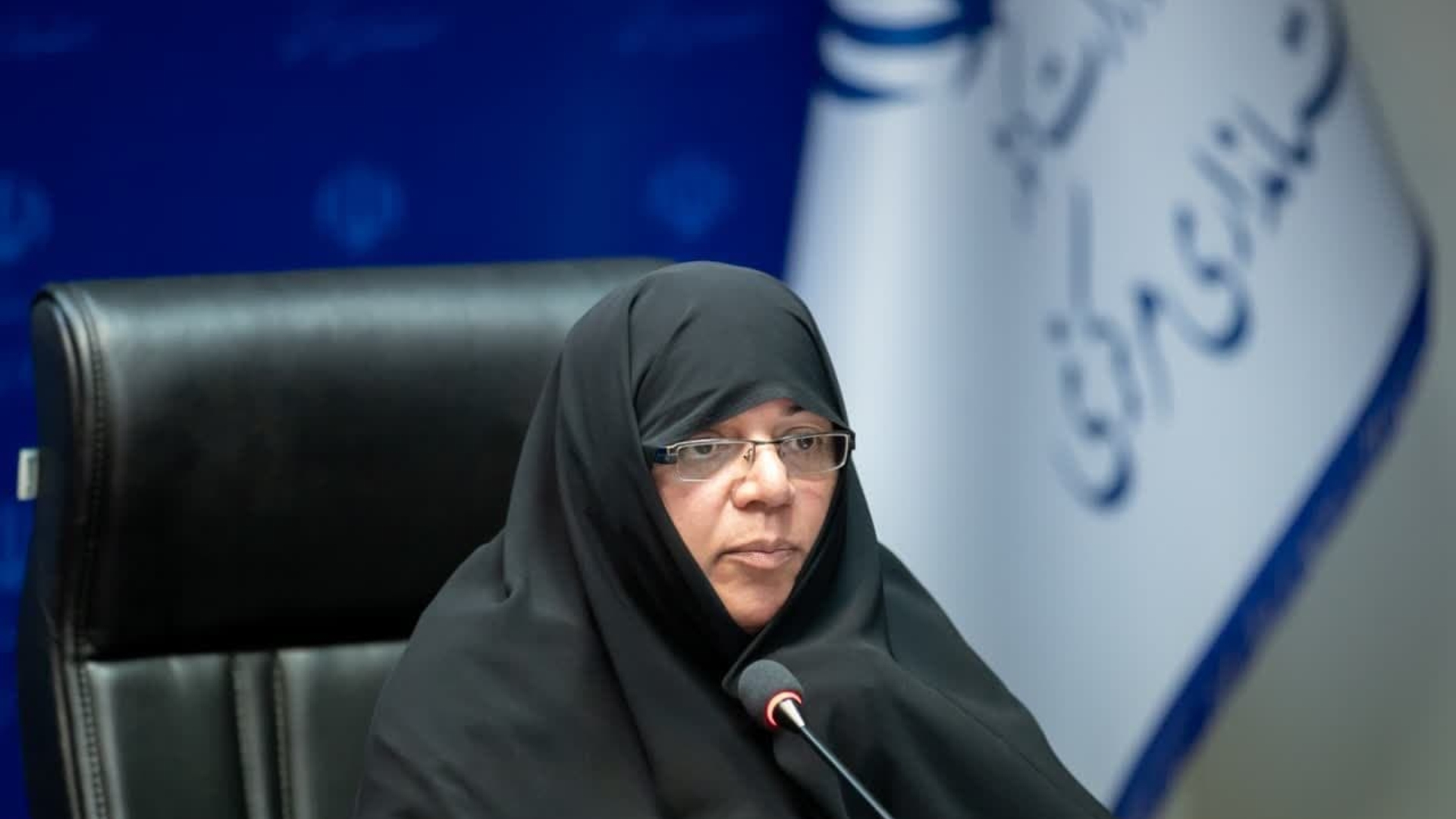 استان مرکزی در مردمی‌سازی اقدامات حوزه جوانی جمعیت الگو است- کسب رتبه پنجم کشور در تهیه بوم جمعیتی استان
🔸مفتح زاده، مدیرکل دفتر امور بانوان و خانواده استانداری در نشست شورای اداری استان، بیان کرد: به فضل الهی در تهیه بوم جمعیتی استان رتبه پنجم کشوری را حائز شدیم و در تشکیل ستاد مردمی جوانی جمعیت رتبه اول کشور را در اختیار داریم.
 🔸وی تصریح کرد: راه‌اندازی مؤسسه خیریه "امید رویش رویان" توسط جهاد دانشگاهی در استان نیز از کارهای بی‌نظیر در کشور است که نیاز به حمایت دارد تا بتواند برنامه‌های عملیاتی برای حمایت از زوج های نابارور را دنبال کند.
🔸 مدیرکل دفتر امور بانوان و خانواده استانداری مرکزی اضافه کرد: تشکیل ۵۰ بیت الزهرا در راستای ترویج فرزندآوری و ازدواج آسان با همت ستاد مردمی جوانی جمعیت و تشکیل هفت کارگروه تخصصی ذیل این ستاد نیز از دیگر اقدامات انجام شده در استان است.
🔸وی ادامه داد: در کنار کارگروه تخصصی مقابله با سقط جنین، مرکز مردمی نفس نیز با هدف جلوگیری از سقط در تمامی شهرستان‌های استان فعال است.
🔸مفتخ‌زاده خاطرنشان کرد: به منظور تسهیل در اجرای قانون جوانی جمعیت در استان چهار کمیته تخصصی گفتمان و تبلیغ، سلامت و بهداشت، اقتصادی و بررسی‌های ویژه ذیل ستاد جمعیت تشکیل شده است و کمیته فرهنگی و اجتماعی نیز اضافه خواهد شد.
 🔸مدیرکل دفتر امور بانوان و خانواده استانداری مرکزی با بیان اینکه امروز نظام مسائل جمعیت در استان، پیش رو است، از مدیران استان خواست در راستای حل این مسائل برنامه‌ریزی کنند.
یکشنبه ۱ بهمن ماه