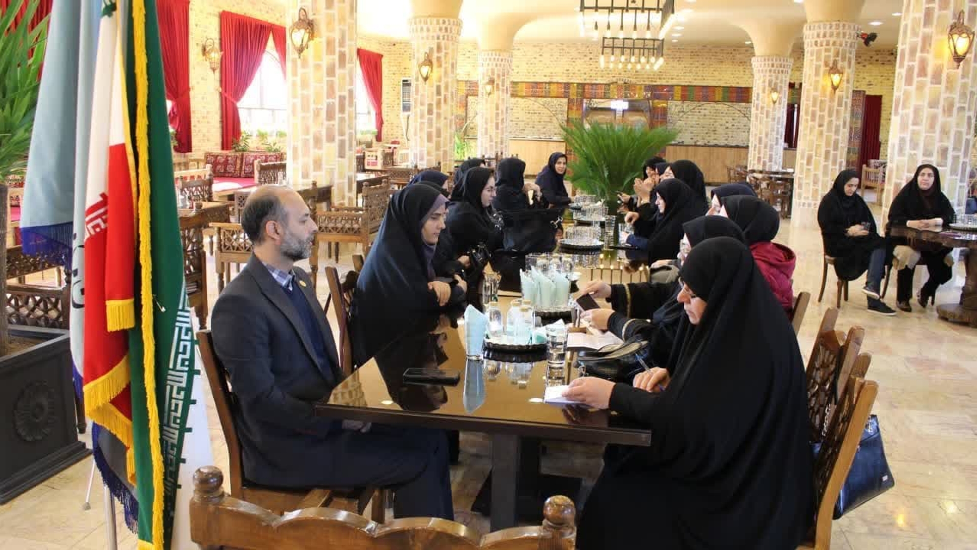 به مناسبت گرامیداشت هفته زن و مقام مادر، نشست صمیمی با بانوان شاغل  ،عضو هیات علمی در دانشگاه پیام نور مرکز استان و بانوان بازنشسته به ریاست دکتر یونسی رئيس  آن دانشگاه و باحضور مفتح زاده مدیرکل دفتر اموربانوان و خانواده استانداری برگزار گردید. 
 در این نشست مفتح زاده به محوریت بانوان و  نقش مهم آنها در خانواده و  اجتماع پرداخت و متذکر شد: بانوان ما باید از حضرت زهرا (س) الگو بگیرند و سه ویژگی اساسی خانه داری در حد عالی، اهمیت  به عبادت و نقش اجتماعی فعال را در عملکرد و رفتار خویش قرار دهند.ایشان افزود جمعیت یکی از دغدغه‌های مهم و جدی مقام معظم رهبری(مد ظله العالی) است و فعالیت در راستای افزایش جمعیت در واقع جلوگیری از وقوع مشکلات هولناک از قبیل سالمندی ، وابستگی اقتصادی و...در آینده می باشد. محوریت فعالیت‌ها در حوزه جمعیت امید آفرینی است و باید نخبگان در این راستا هوشیار شوند و دانشگاه‌ها و مراکزعلمی و پژوهشی گام‌های بلندی بردارند و این مهم در همه بخش‌های جامعه مورد توجه باشد. 
یکشنبه ۱بهمن ۱۴۰۲