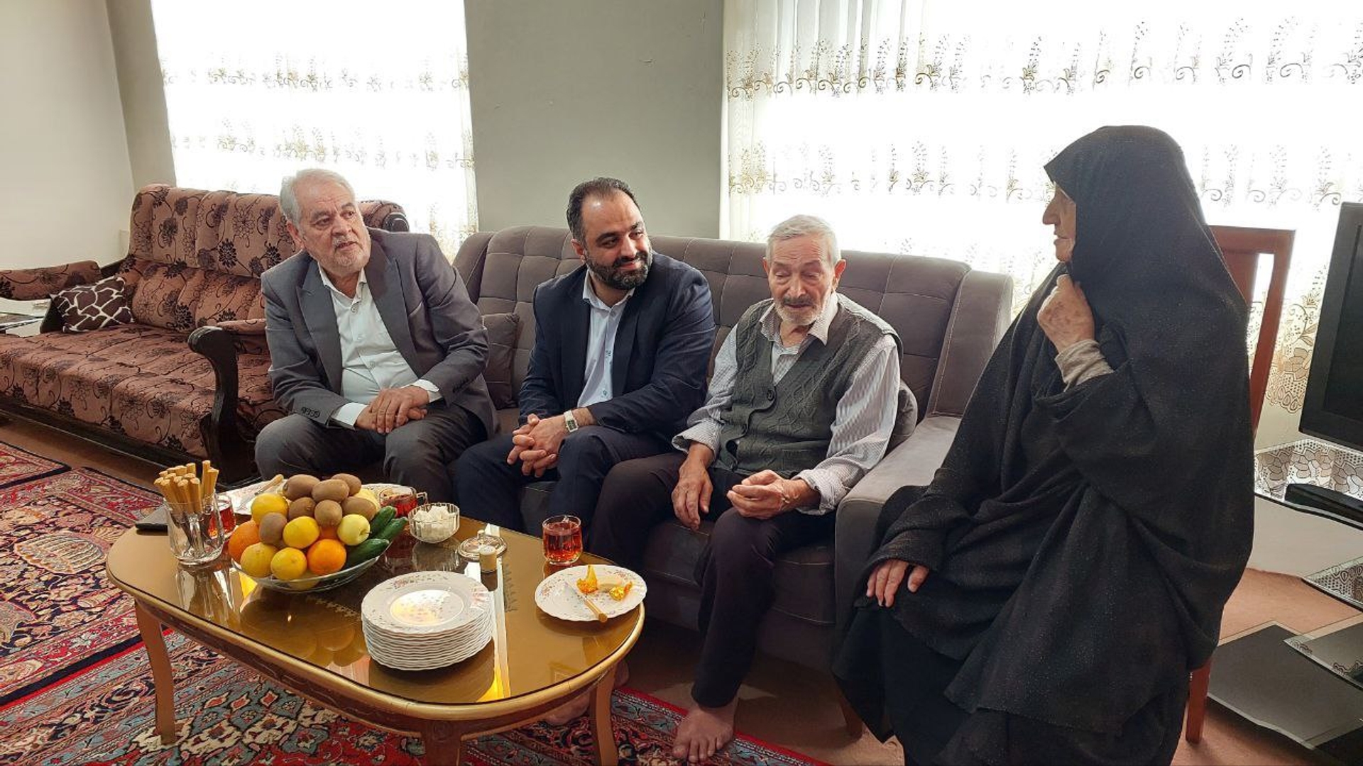 سرپرست فرمانداری شهرستان محلات با حضور در منزل شهید والامقام احمد میرزابیگی با والدین این شهید گلگون کفن دوران دفاع مقدس دیدار و از ایشان دلجویی کرد‎.‎