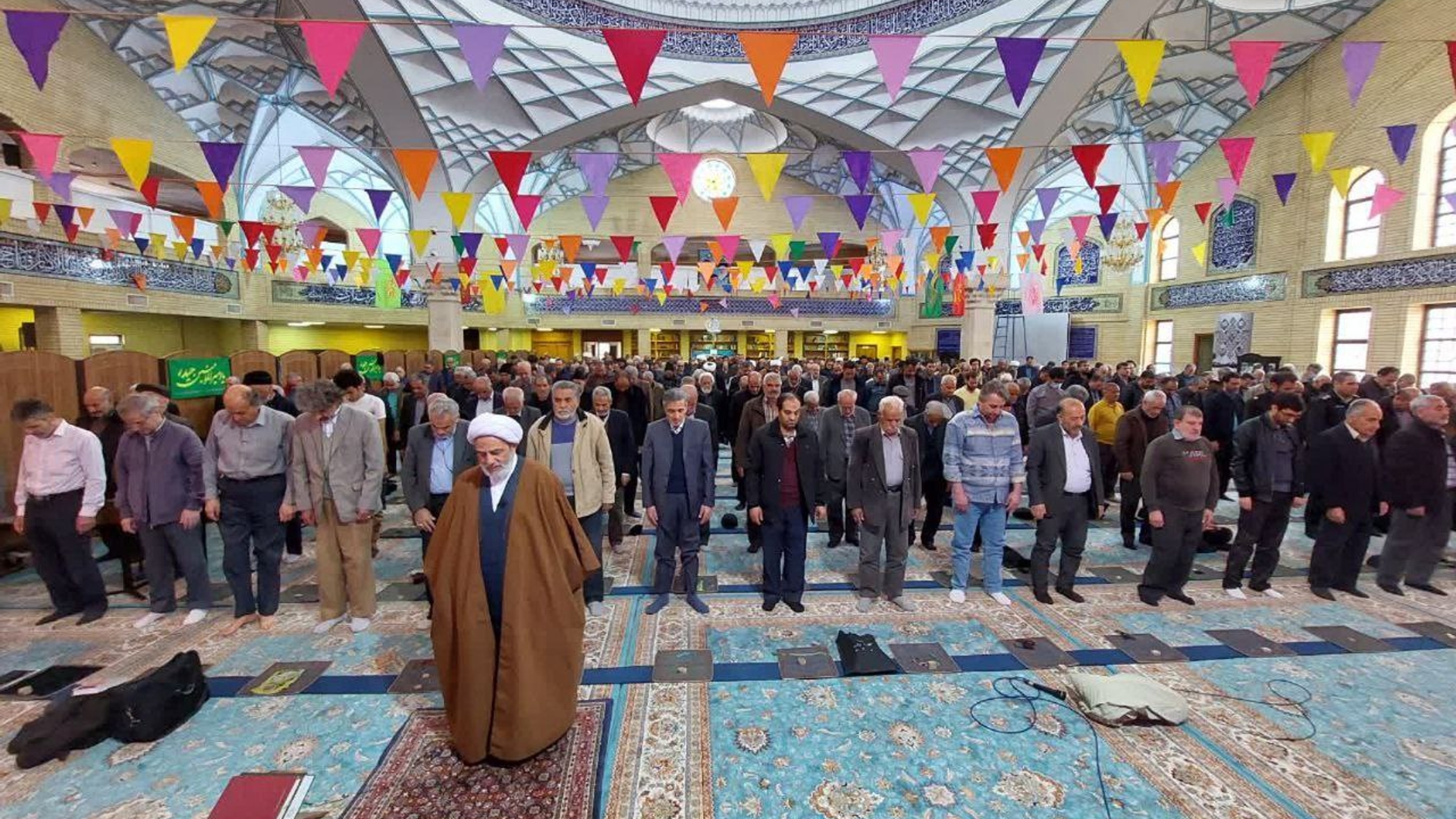 برپایی میز خدمت در نماز جمعه شهر  محلات