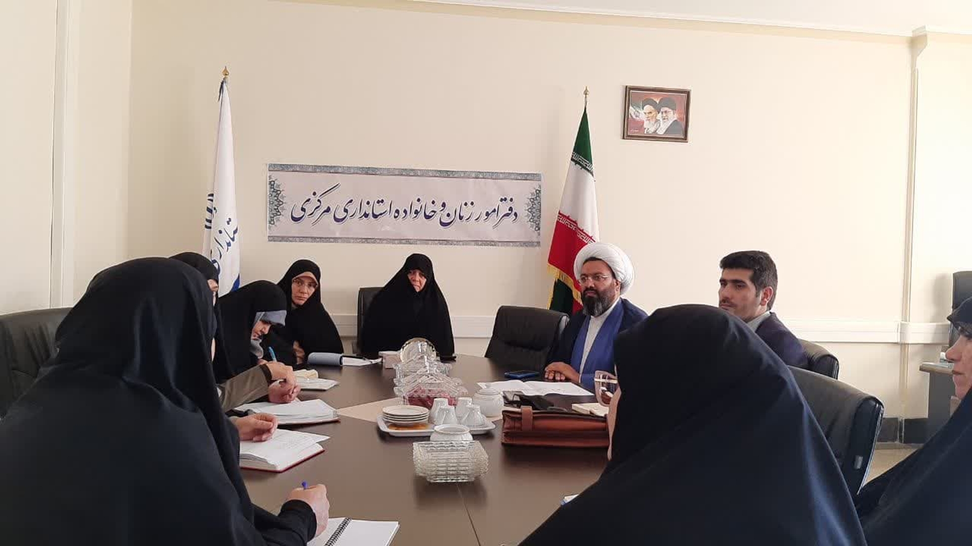 جلسه هماهنگی انجام  پژوهش پیرامون جمعیت به ریاست مفتح زاده مدیر کل اموربانوان وخانواده استانداری و با حضورحجت الاسلام تاج آبادی مسئول ستاد مردمی جمعیت استان و  صادقی پژوهشگر دانشگاه امام حسین (ع)و سایر اعضا در محل استانداری برگزار گردید . 
چهارشنبه ۴ بهمن ۱۴۰۲