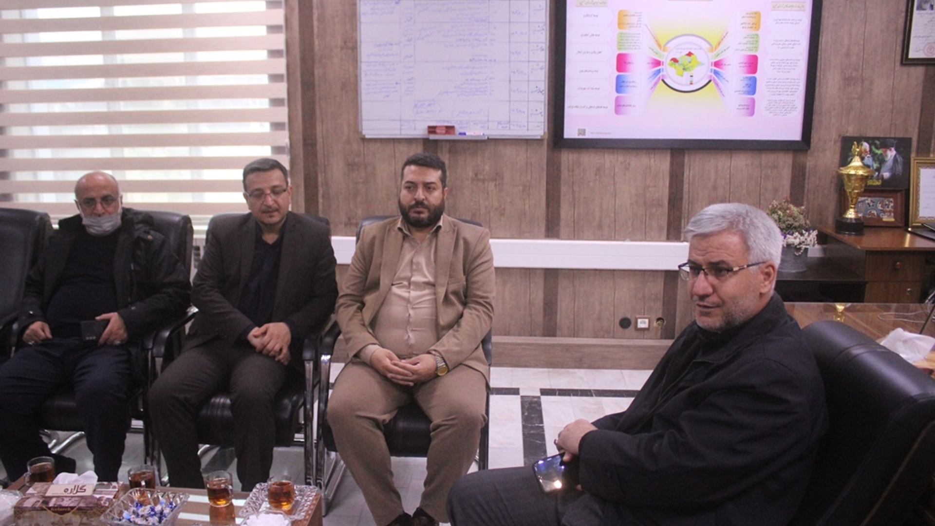 نشست فرماندار با مسئولین سازمان مرکزی دانشگاه علوم و معارف قران کریم برگزار شد