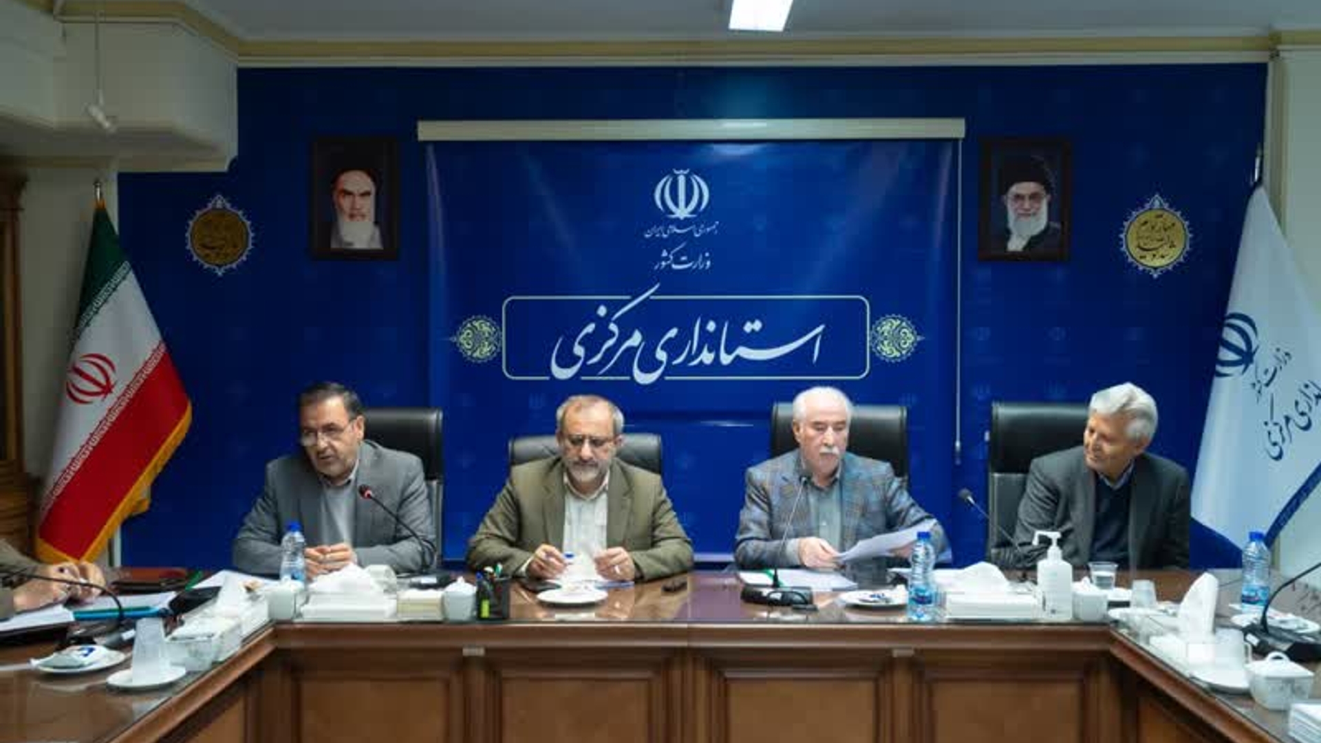 هدفِ ایجاد کنسرسیوم صنایع دریایی استان مرکزی، استفاده از ظرفیت‌های ژئواکونومیک استان است

🔹 نشست مشترک اعضای انجمن پیشگامان صنعت و کنسرسیوم صنایع دریایی استان مرکزی با حضور استاندار برگزار شد.
🔸دکتر مخلص‌الائمه، در این نشست با بیان اینکه از ابتدای تأسیس استان نگاه خاصی به ظرفیت‌های این استان وجود داشته است، اظهار کرد: موقعیت ژئواکونومیک استان در کشور خاص است و باید از این ظرفیت استفاده شود.
🔸وی ادامه داد: ایجاد کنسرسیوم صنایع دریایی با این نیت بوده که بتوانیم ظرفیت‌های استان را به هم ملحق کنیم و با یک هم‌افزایی، چند گام بزرگ برداریم ضمن اینکه کنسرسیوم کمک می‌کند تا یک نگاه راهبردی به بخش صنعت استان تسری پیدا کند.
🔸استاندار مرکزی اضافه کرد: یکی از موضوعات اصلی کنسرسیوم، بحث اقتصاد دریامحور است که زمینه کار آن در حوزه صنعت استان وجود دارد و بستر همکاری با نیروی دریایی راهبردی ارتش فراهم شده است.
🔸مخلص‌الائمه ظرفیت‌های پارک لجستیک را بستری برای فعالیت کنسرسیوم عنوان کرد و افزود: این پارک ظرفیت اقتصادی بزرگی برای بخش صنعت، خدمات و تجارت است و در تلاش هستیم منافع اقتصادی آن را بین همه صنایع استان تقسیم کنیم.
🔸استاندار مرکزی تصریح کرد: بسیاری از صنایع شاخص و پیشران استان که با معضلات پیچیده مواجه بودند به سمت ایجاد اشتغال جدید حرکت کرده‌اند و پیوستگی شرکت‌های بزرگ و متوسط نشان می‌دهد صنعت استان یک مسیر رو به رشد را می‌پیماید.
🔹در این نشست همچنین جمعی از اعضای حاضر به بیان نقطه نظرات خود پرداختند.