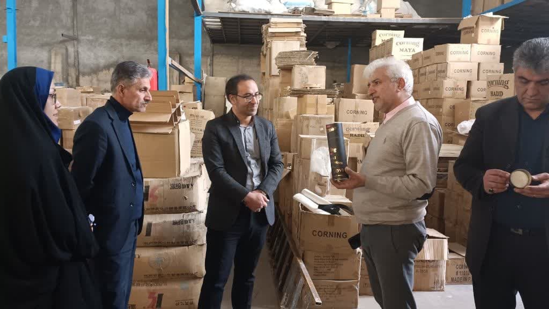 بازدید اتابکی فرماندار شهرستان از واحد تولیدی شیشه گران تفرش