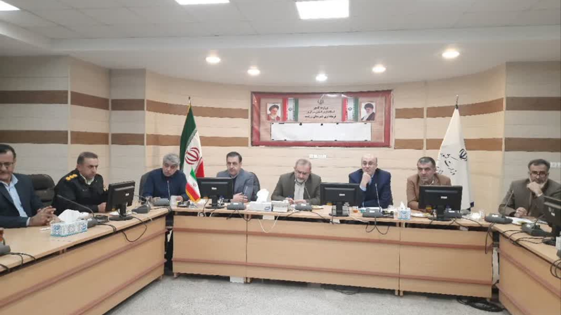 .جلسه ستاد تسهیل ورفع موانع تولید شهرستان زرندیه-با حضور دبیر ستاد ملی تسهیل و رفع موانع تولید 

🔹به ریاست استاندار مرکزی و با حضور دبیر ستاد ملی تسهیل و رفع موانع تولید، معاون هماهنگی تمور اقتصادی استانداری مرکزی،مدیرکل صنعت،معدن وتجارت استان مرکزی، جلسه ستاد تسهیل و رفع موانع تولید شهرستان زرندیه برگزار شد.
🔹در این نشست دکتر آقا علیخانی برگزاری جلسات ستاد تسهیل را در رفع موانع  تولید تاثیر گذار دانست و گفت: استان مرکزی به عنوان یکی از استان‌های موفق در برگزاری نشست های ستاد تسهیل و رفع موانع تولید عمل نموده است که این روند باعث برگشت تعداد زیادی از واحدهای نیمه تعطیل تولیدی به چرخه تولید گردیده است.
🔹وی افزود: مصوبات ستاد تسهیل ملی قانونی و اجرای آن از سوی دستگاه های مرتبط لازم الاجراء می باشد.و دستگاه های نظارتی در این زمینه حمایت های ویژه ای را از مصوبات ستاد تسهیل داشته اند.
🔹در این جلسه مسائل و مشکلات تعدادی از واحدهای تولیدی شهرستان زرندیه مطرح گردید و پس از استماع نظرات کارشناسی دستگاه های مرتبط تصمیماتی در جهت رفع این موانع و مشکلات اخذ گردید.
🔹نحوه محاسبه مواد اولیه در بورس کالا،نحوه محاسبه هزینه های گاز بهاء، عدم تملک اراضی مجاور واحد تولیدی در شهرک صنعتی، تخصیص ارز جهت واردات ماشین آلات تولیدی، مشکلات انتقال سند مالکیت از مسائلی بود که از سوی واحدهای تولیدی شهرستان زرندیه طرح شد.

📅 یکشنبه ۸ بهمن ۱۴۰۲