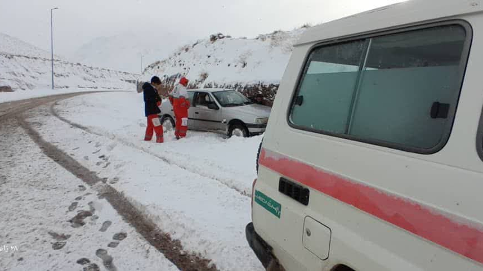 به گزارش روابط عمومی فرمانداری شهرستان تفرش، دکتر اتابکی فرماندار شهرستان تفرش به همراه کارشناس بحران فرمانداری از پایگاه امداد و‌نجات جمعیت هلال احمر مستقر در گردنه گیان بازدید و ضمن بررسی نحوه امداد رسانی از زحمات شبانه روزی مدیر جمعیت #هلال‌_احمر شهرستان و کارکنان و داوطلبین خدوم و زحمتکش #هلال‌_احمر در ارائه خدمات مطلوب به شهروندان و مسافران تقدیر نمودند.