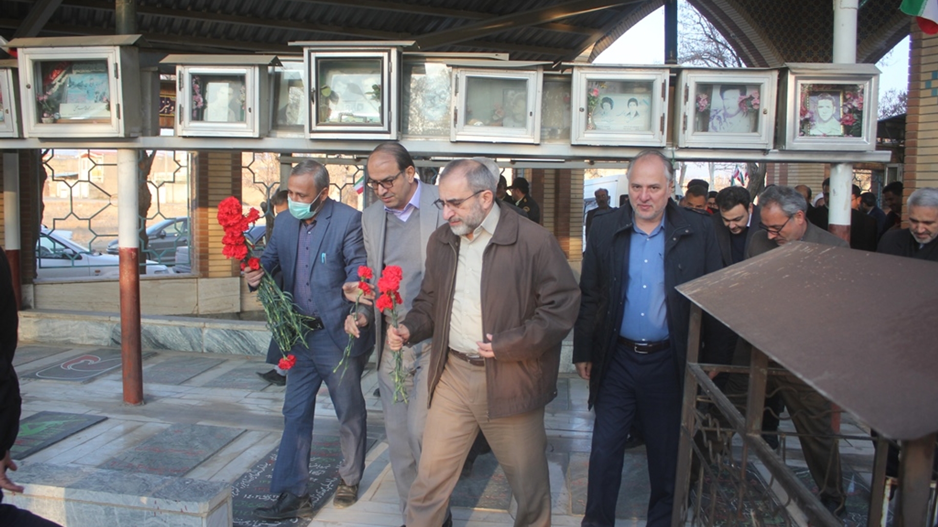 قبور مطهر شهدای شهرستان خمین بمناسبت دهه مبارک فجر گلباران شد.